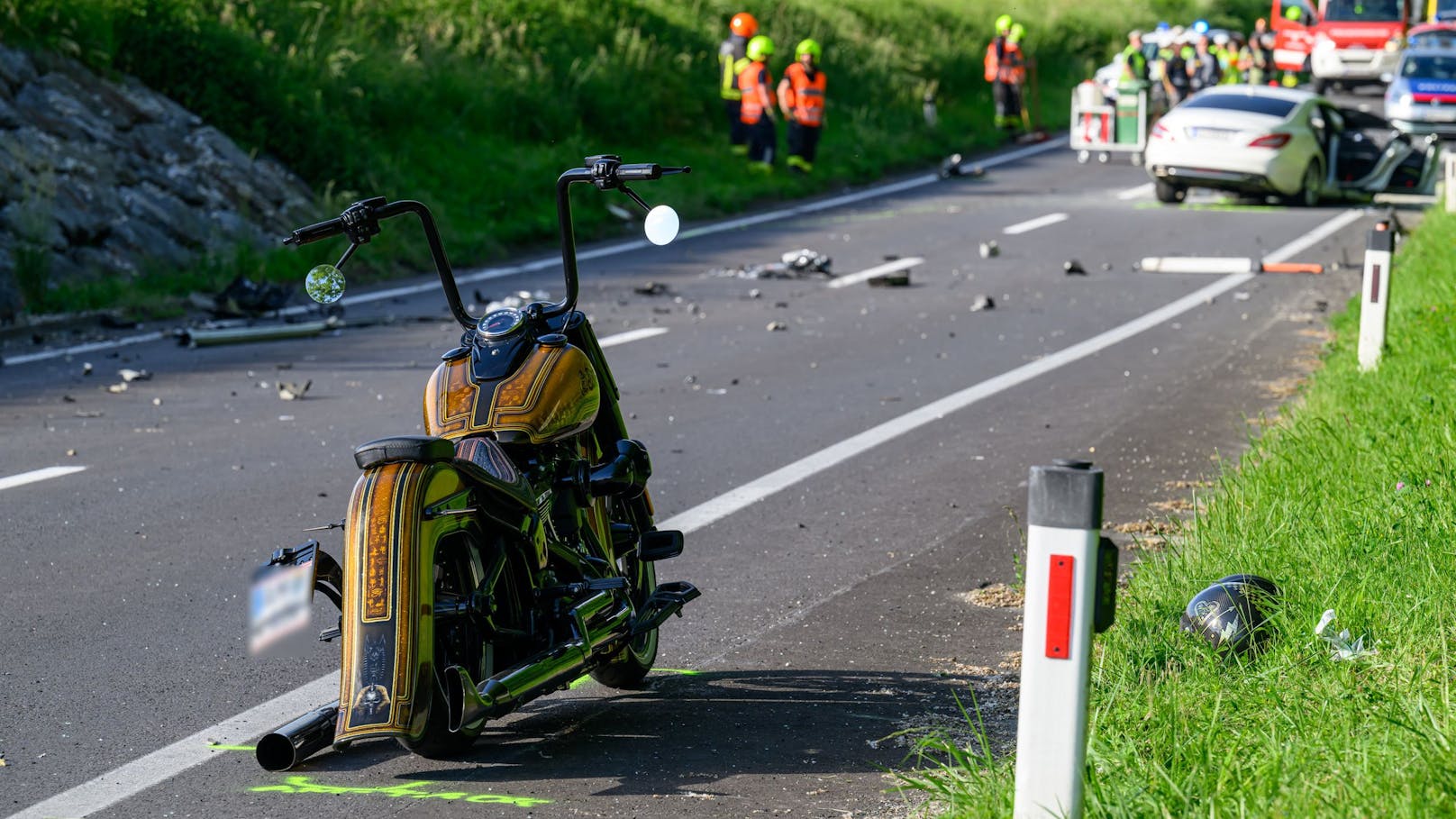 In einer Kurve fuhr der 19-Jährige auf das Heck des Motorrades und verlor die Kontrolle über seinen Wagen.