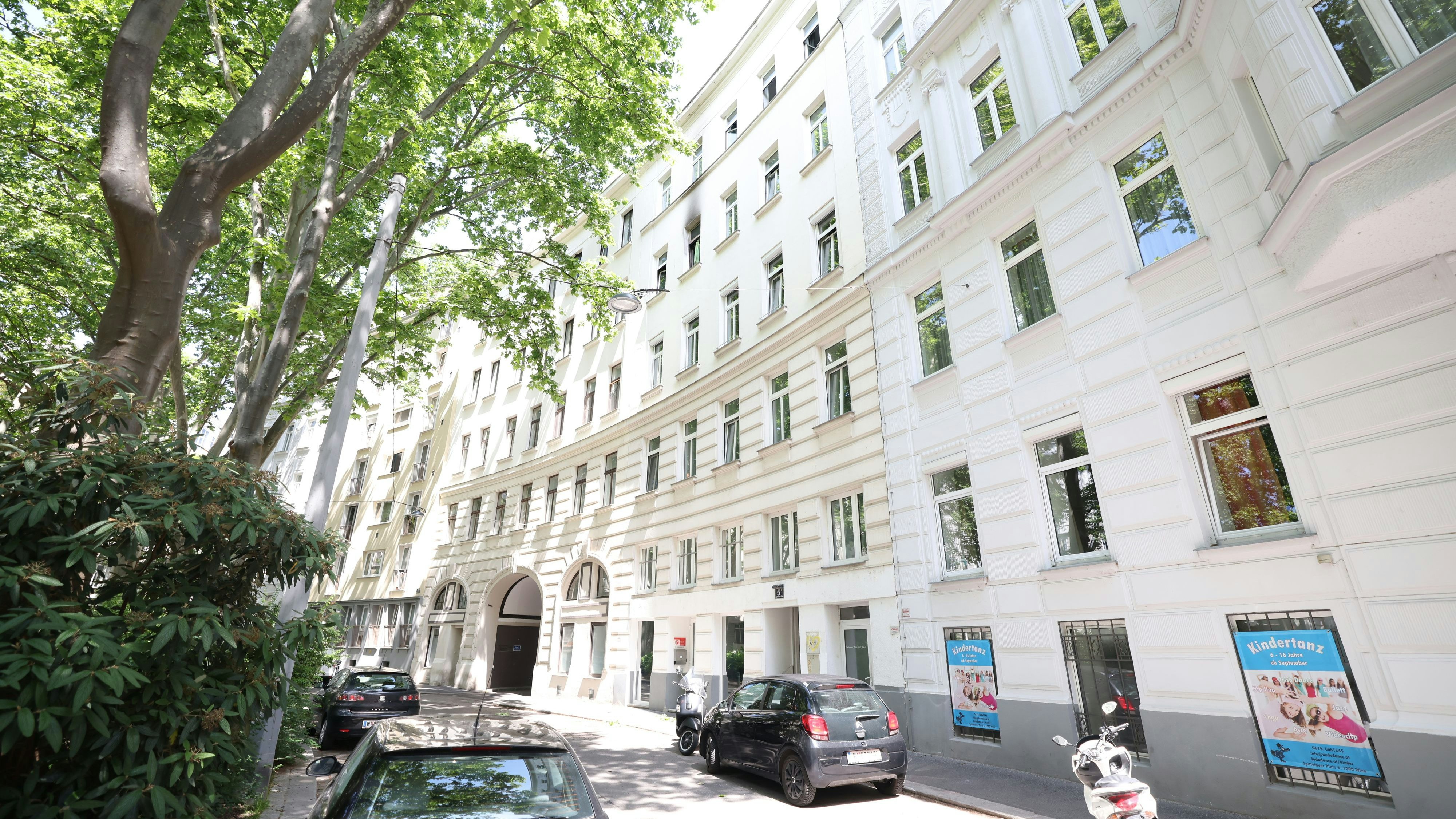 Mann sprang aus Wohnung in diesem Wohnhaus in Wien-Alsergrund. 