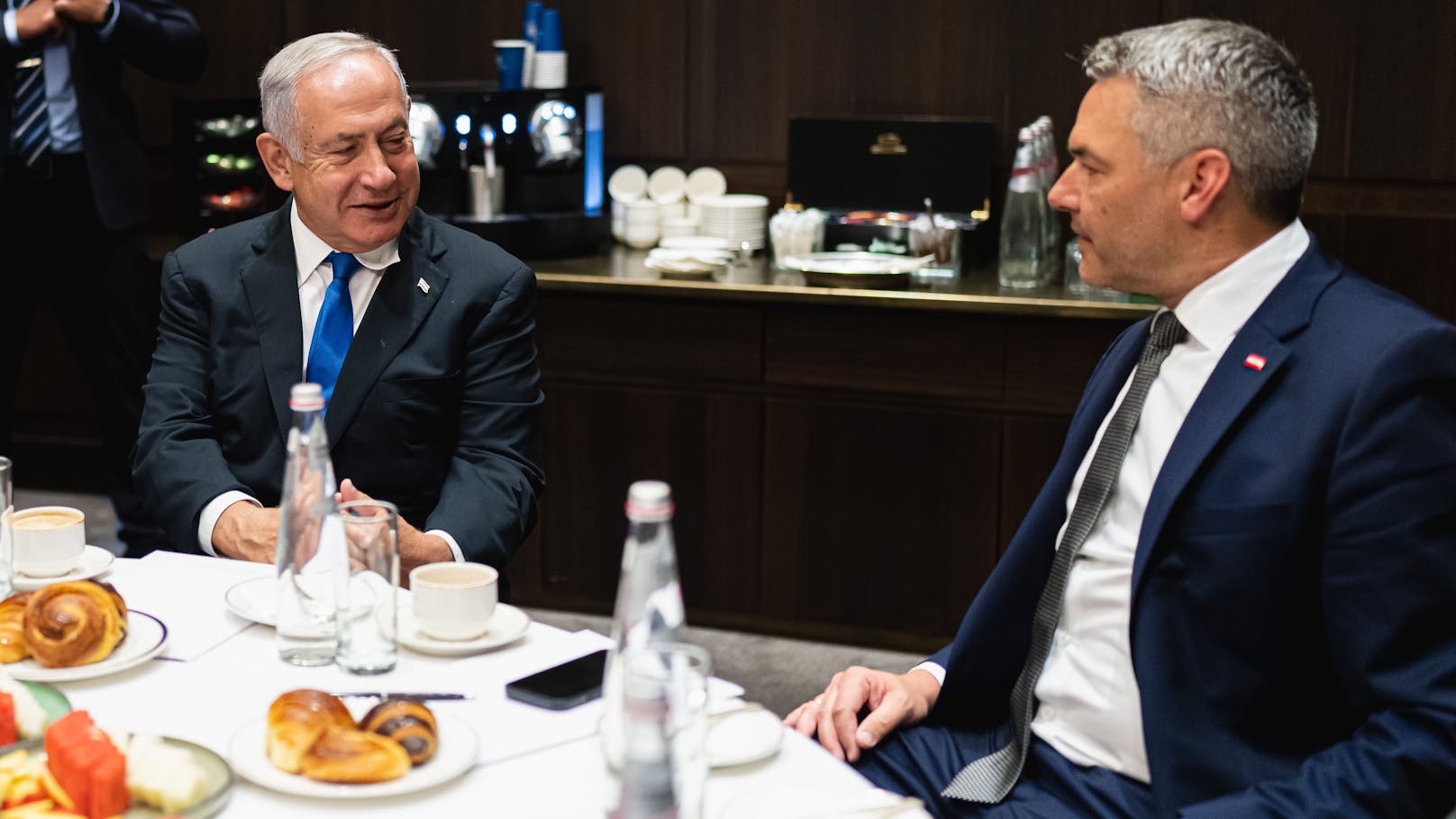 Netanjahu (l.) und Nehammer (r.) bei einem Treffen im Juli 2022. 