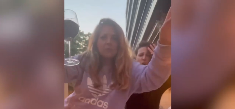 Zahlreiche Iranerinnen und Iraner feiern den Tod des Präsidenten Ebrahim Raisi mit Tanz- und Feuerwerksvideos in den sozialen Medien.