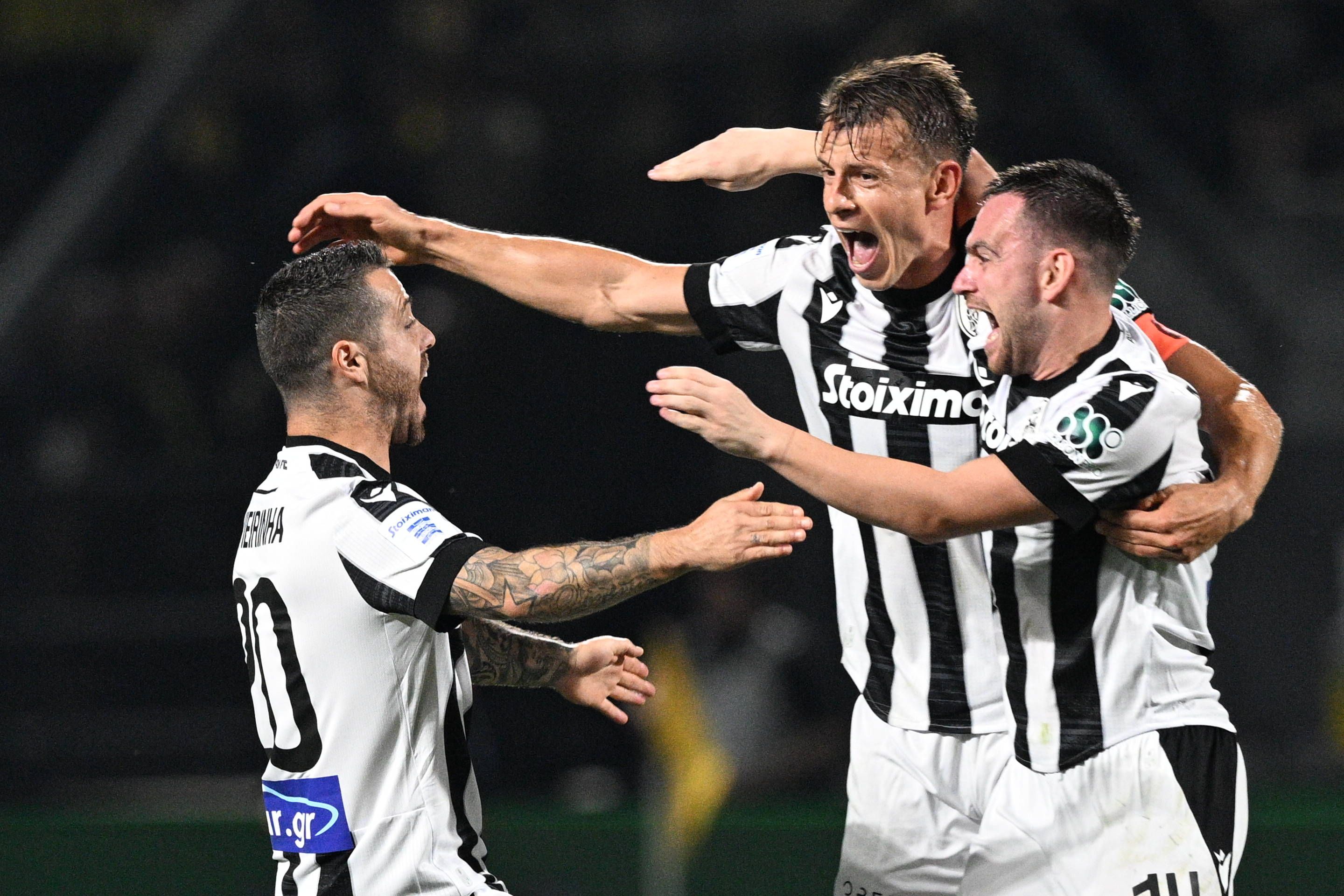 Stefan Schwab (Mitte) führte PAOK als Kapitän zum Titel.