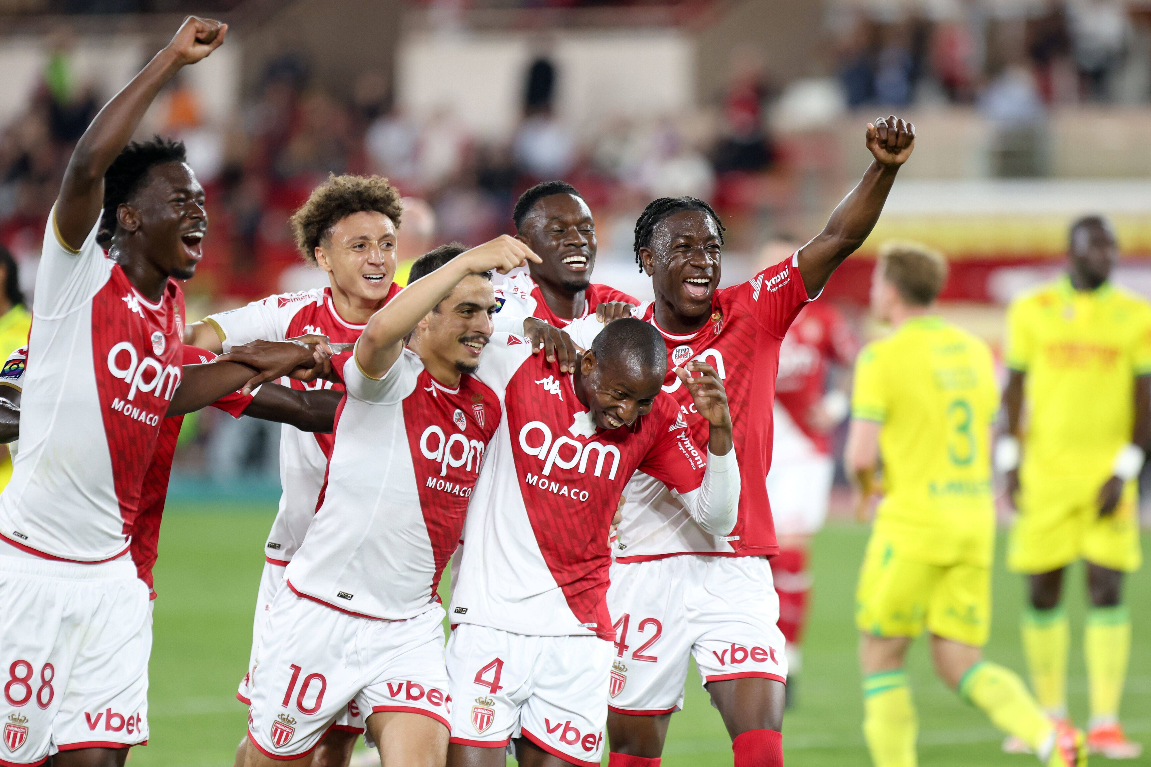 Mohamed Camara wird von seine Monaco-Kollegen bejubelt. Das überklebte Symbol auf seinem Trikot bringt ihm nun Ärger ein.