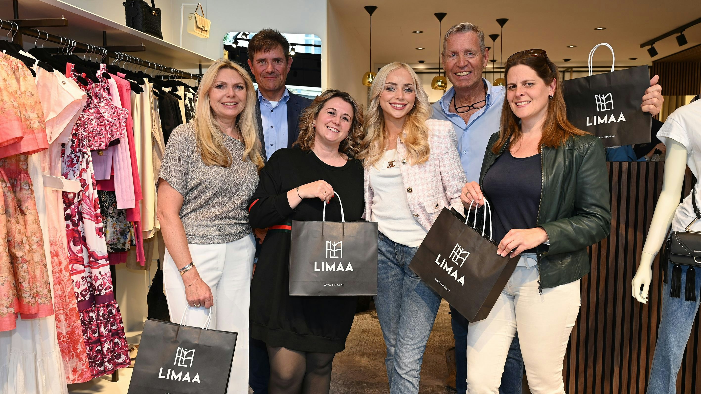 Isabelle Heindl (Bildmitte) eröffnete ihre Boutique in Baden gemeinsam mit (v.li) ihrer Mutter Susanna Heindl, Architekt Alfred Leitl, Nadine Pernjak, Vater Andreas Heindl und Wirtschaftsstadträtin Petra Haslinger