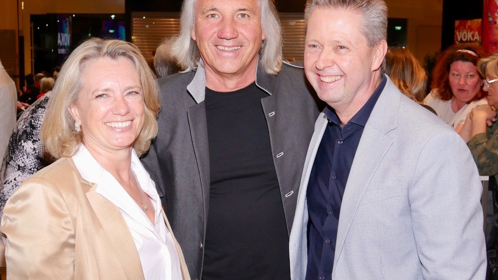 Petra Vogl, VOKA und Christian Stagl bei der Vernissage im Fischapark in Wiener Neustadt