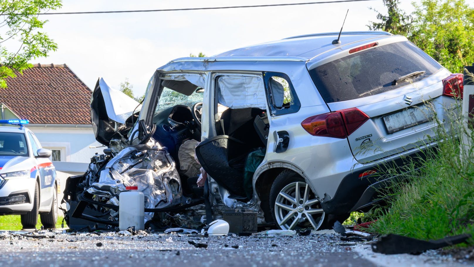 Eine 70-jährige Pensionistin wurde bei dem Crash in ihrem Pkw eingeklemmt. Sie musste von der Feuerwehr befreit werden.