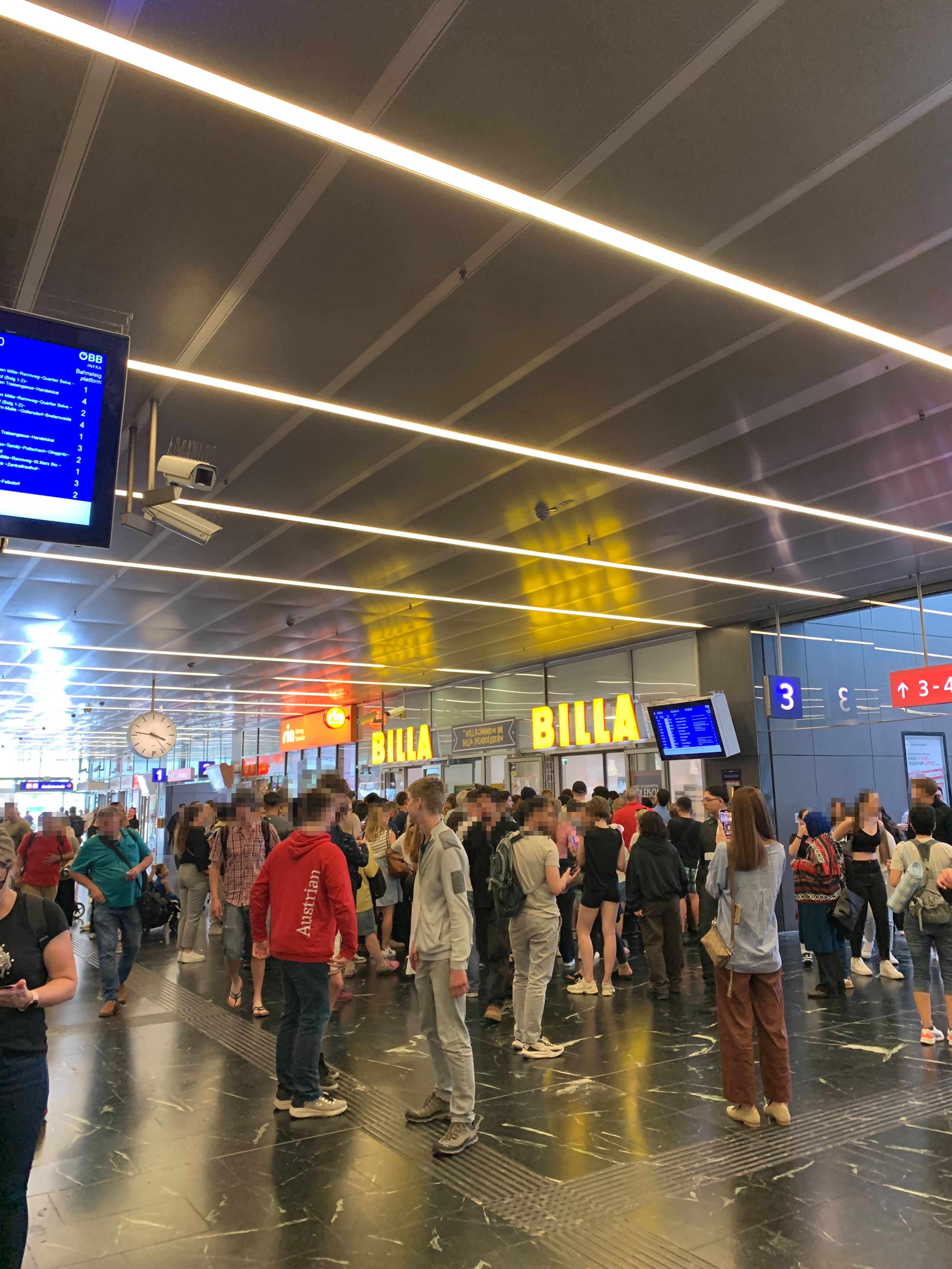 Vor dem Supermarkt standen am Montag unzählige Wiener und Touristen.