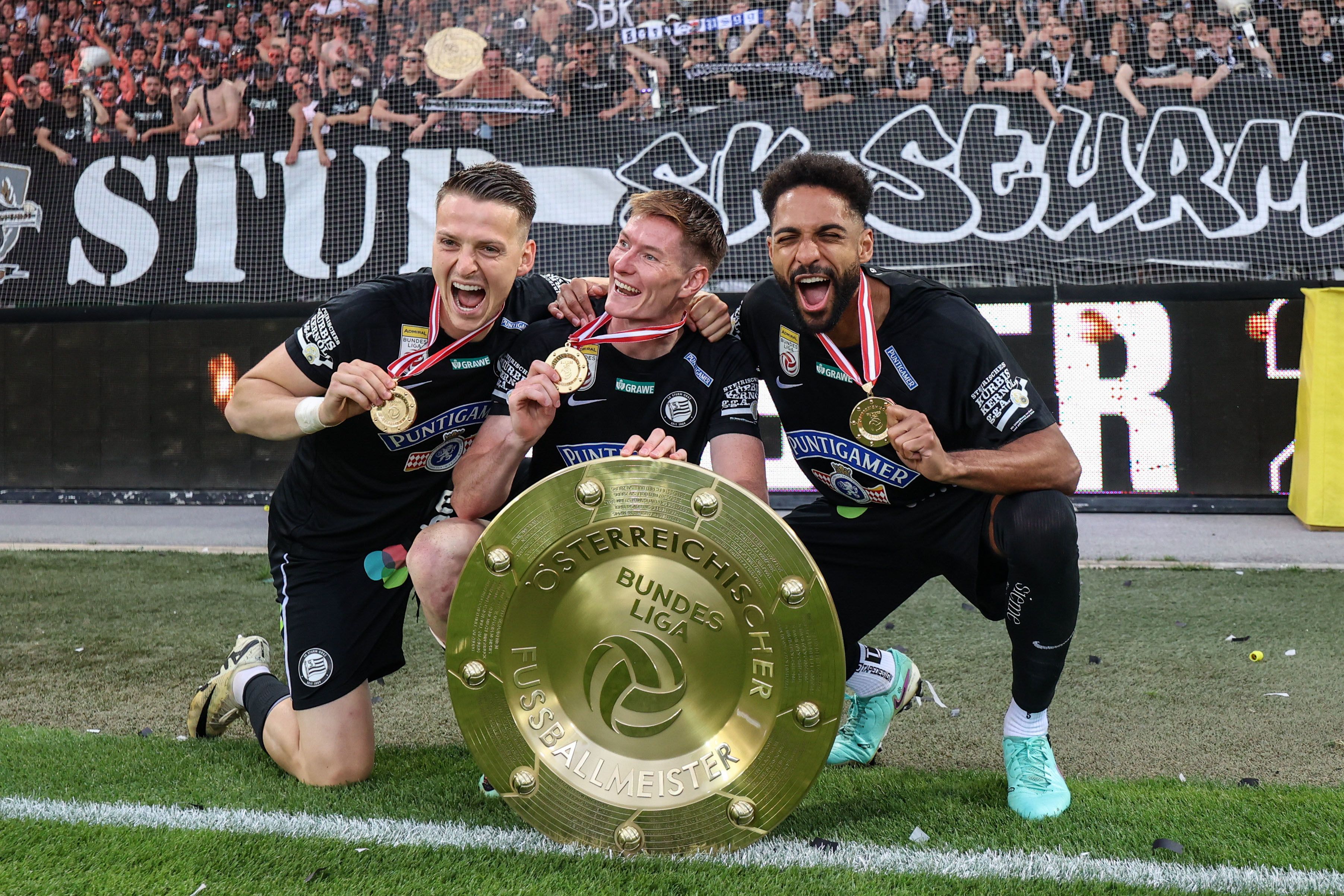 Wüthrich (r.) feiert mit Schnegg und Lavalee.