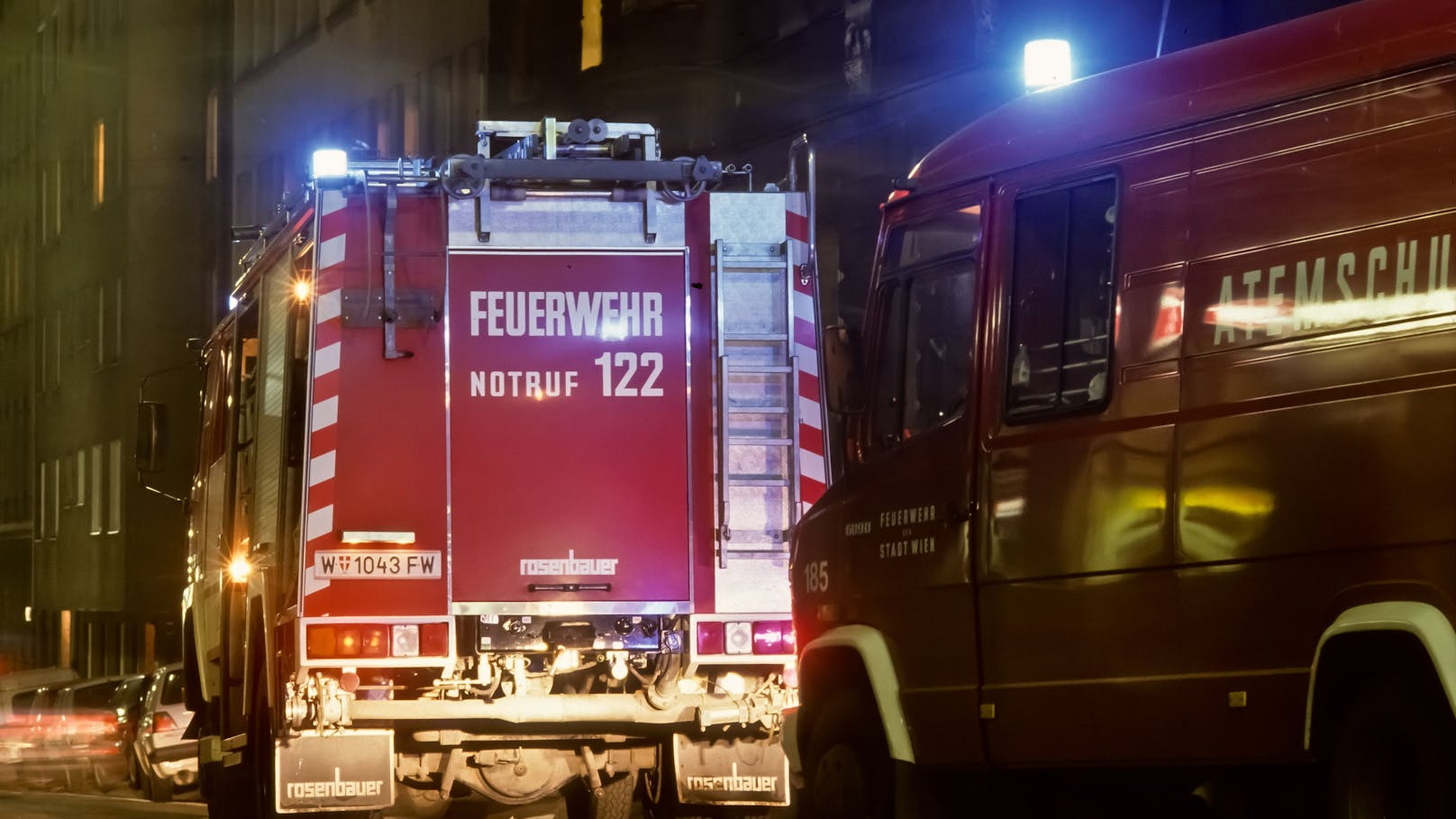 Feuer in Wiener Wohnung – Bewohner stürzt in den Tod