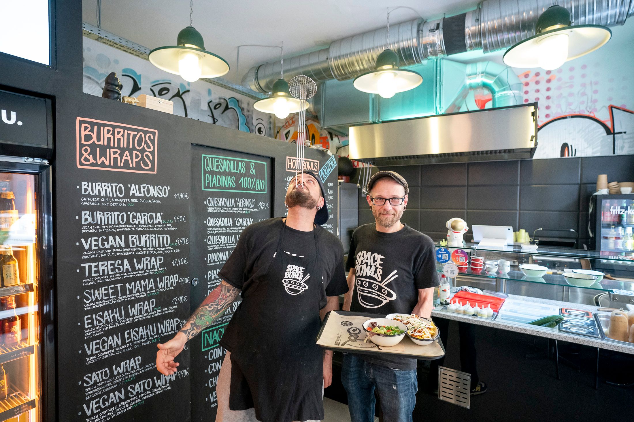 Einer jongliert das Besteck, der Andere die Bestellungen innerhalb von nur 5 Minuten