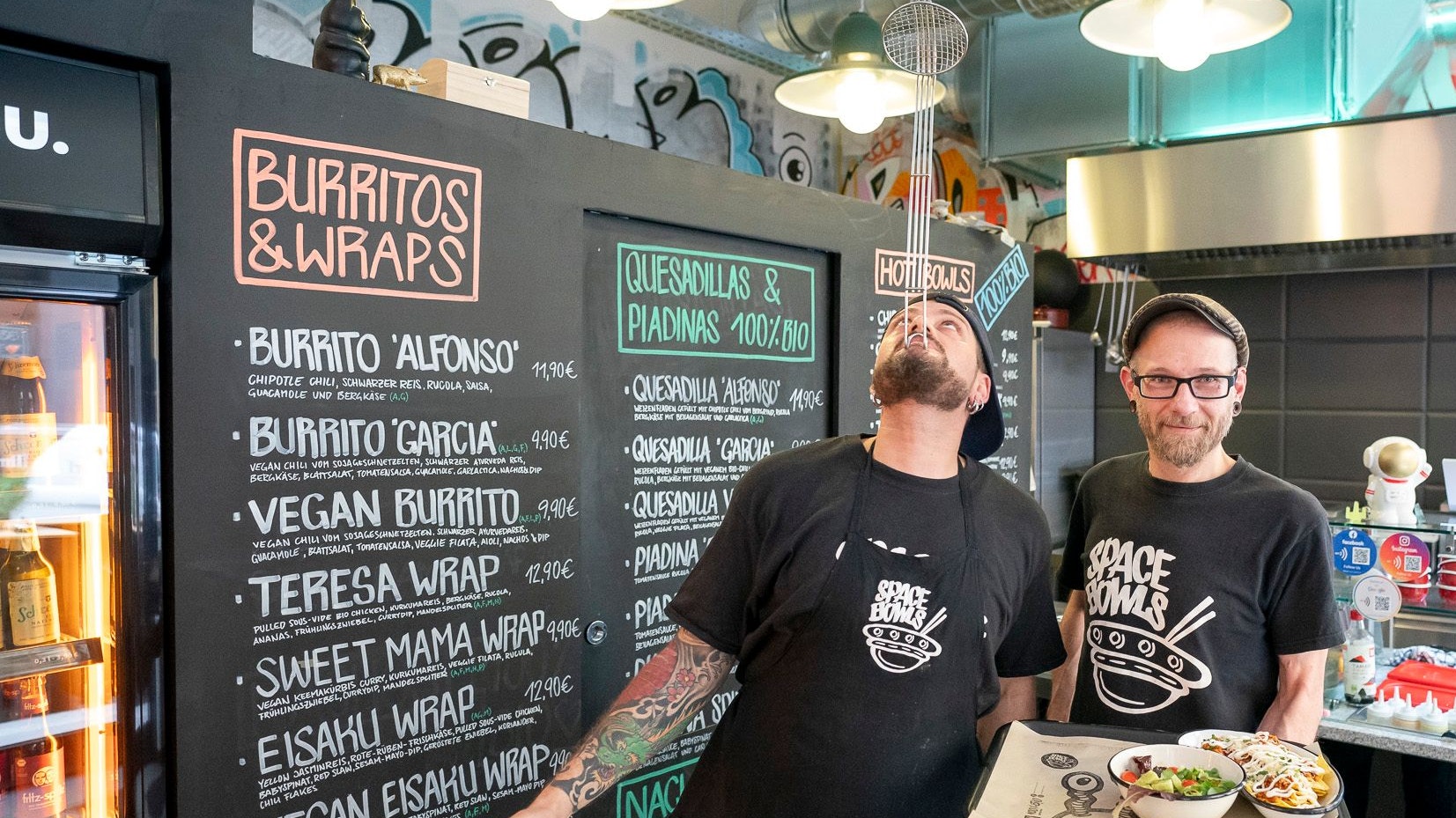 Einer jongliert das Besteck, der Andere die Bestellungen