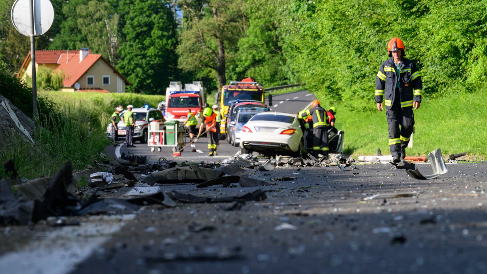 Zwei Pkw und ein Motorrad waren bei dem schweren Unfall involviert.