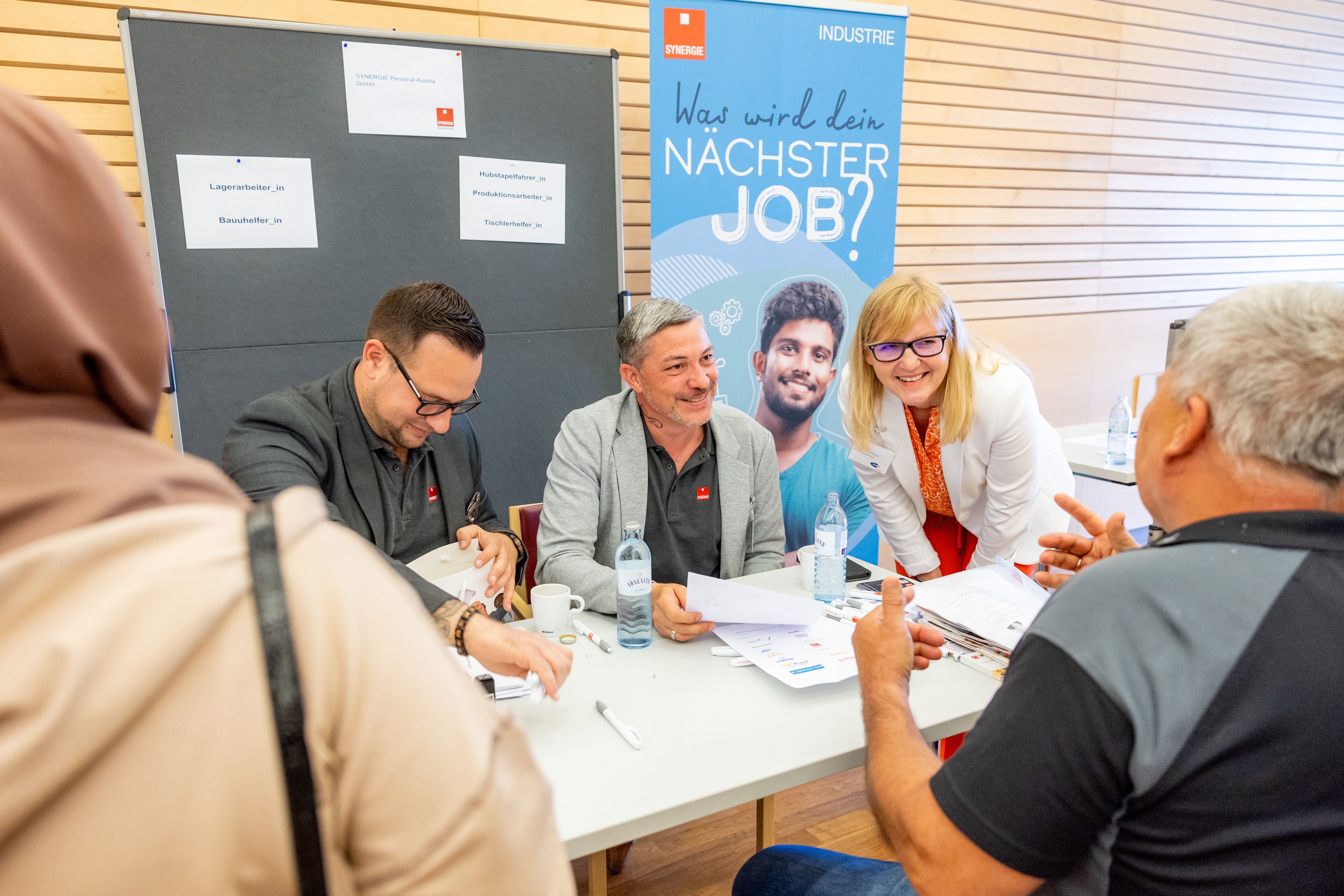 Bei der Chancen-Messe, zu der das AMS NÖ geflüchtete Personen aus dem Bezirk St. Pölten ins WIFI eingeladen hat, präsentierten das AMS, 14 Unternehmen, das Land NÖ sowie Beratungsstellen und Bildungseinrichtungen ihr Job- und Serviceangebot zur Unterstützung der Integration in den Arbeitsmarkt.