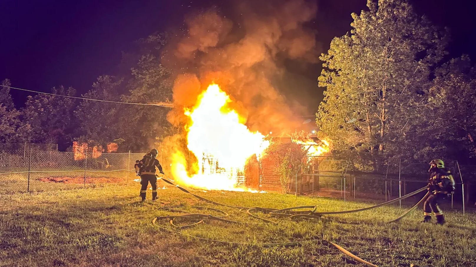Am Montagabend gegen 22:00 Uhr wurde die Feuerwehr, Polizei und Rettung zu einem Brand einer Hütte in der Nähe des Tierheims in Steyr alarmiert.