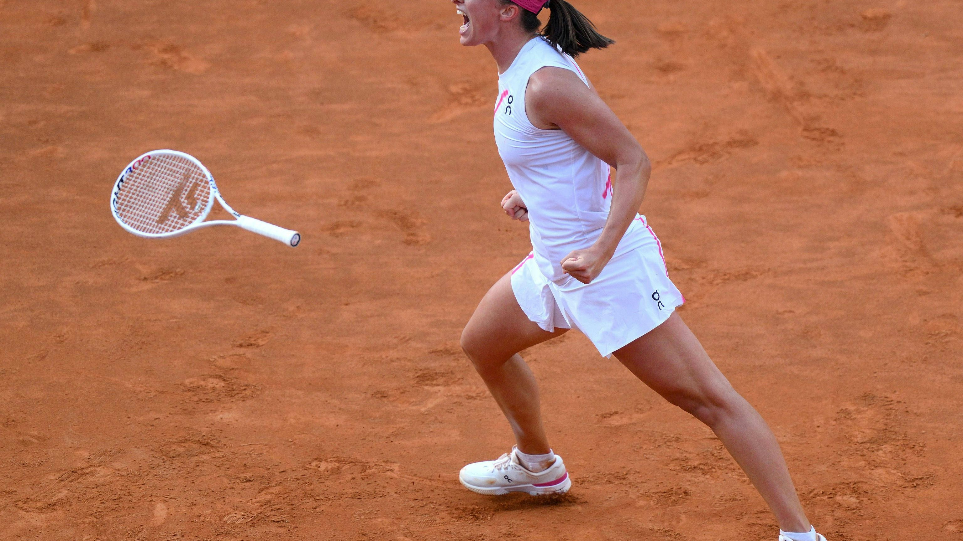 May 18, 2024, Rome, Italy: IGA SWIATEK of Poland celebrates after winning her women s singles final match against A. Sabalenka of Belarus at the Italian Open tennis tournament in Rome. Tennis 2024: Italian Open: Swiatek Wins Women s Final PUBLICATIONxINxGERxSUIxAUTxONLY - ZUMAa110 20240518_zaf_a110_085 Copyright: xEttorexFerrarix