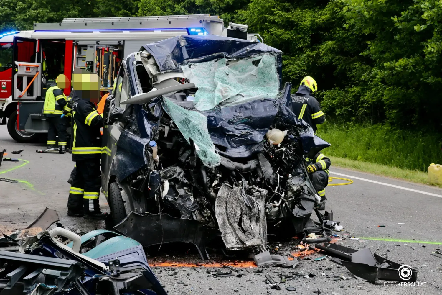 Das Auto des am Unfallort verstorbenen Lenkers war völlig zerstört.