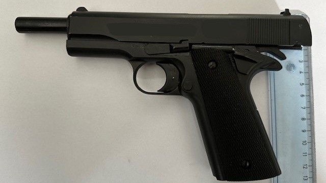 Mit dieser Schreckschusswaffe zielte der Mann aus dem Wohnungsfenster.