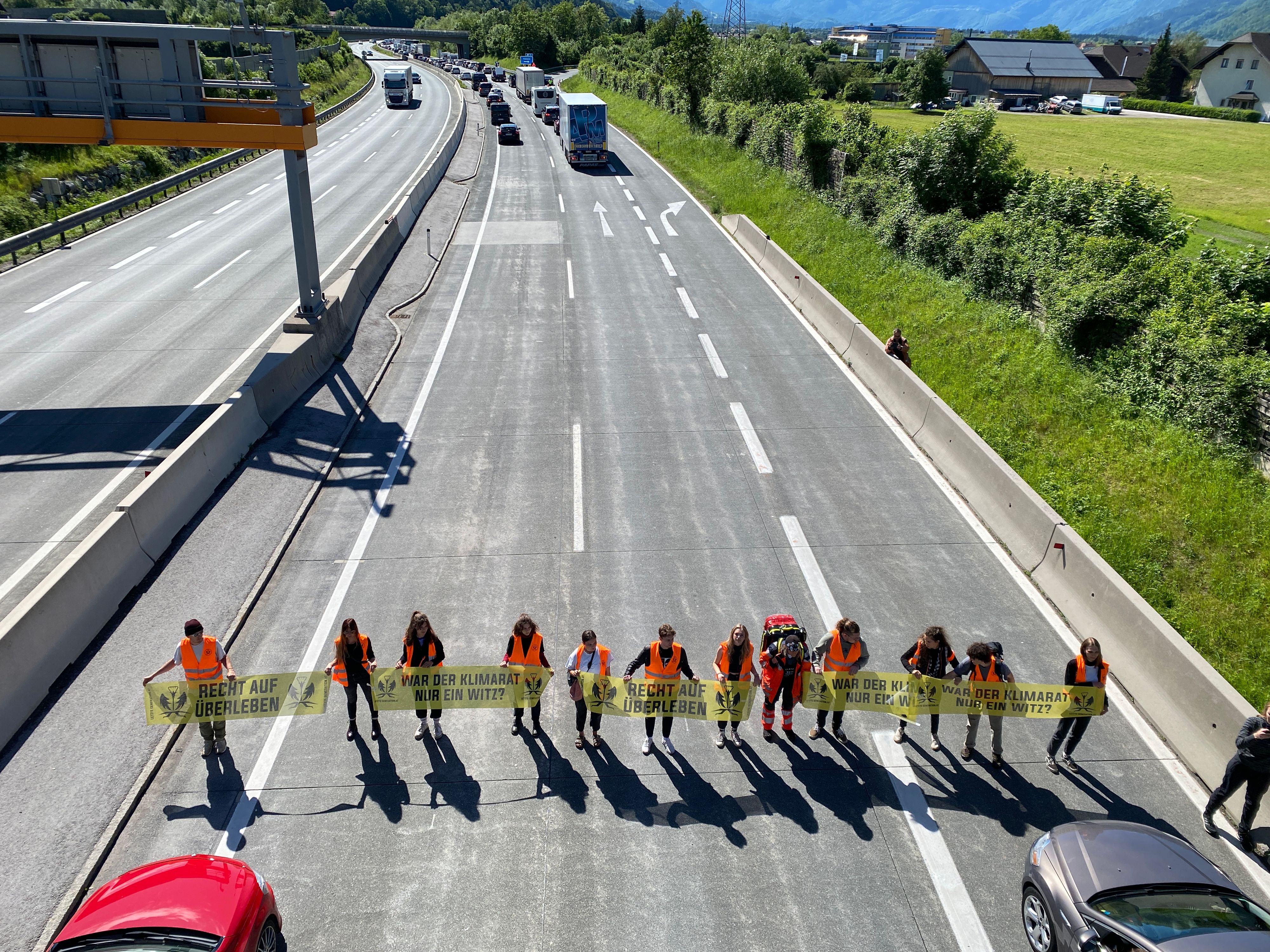 Klima-Aktivisten blockierten zu Pfingsten die Tauernautobahn in Salzburg. 