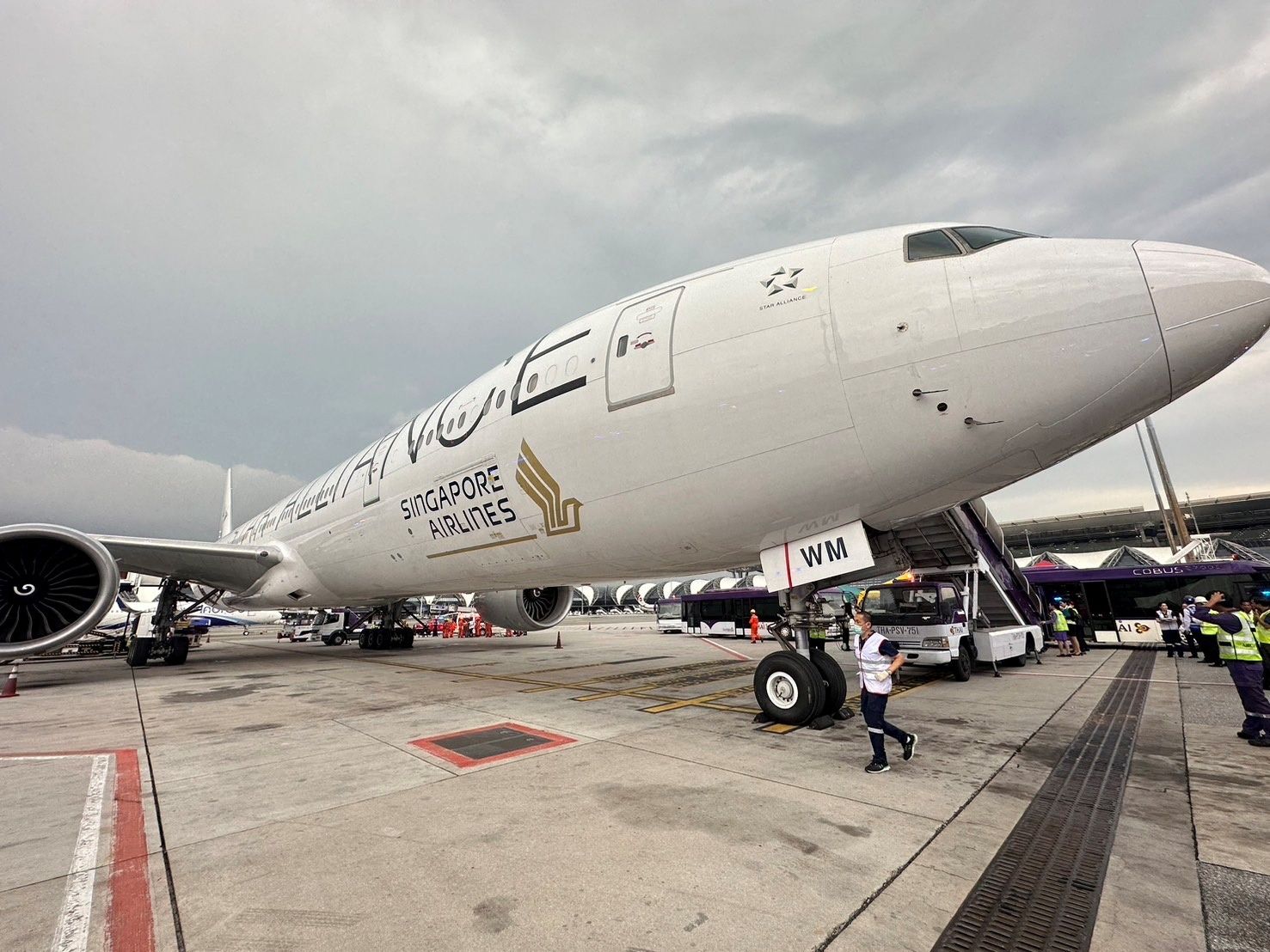 Nach einem Todesfall infolge starker Turbulenzen musste die Boeing von Singapore Airlines in Bangkok notlanden.