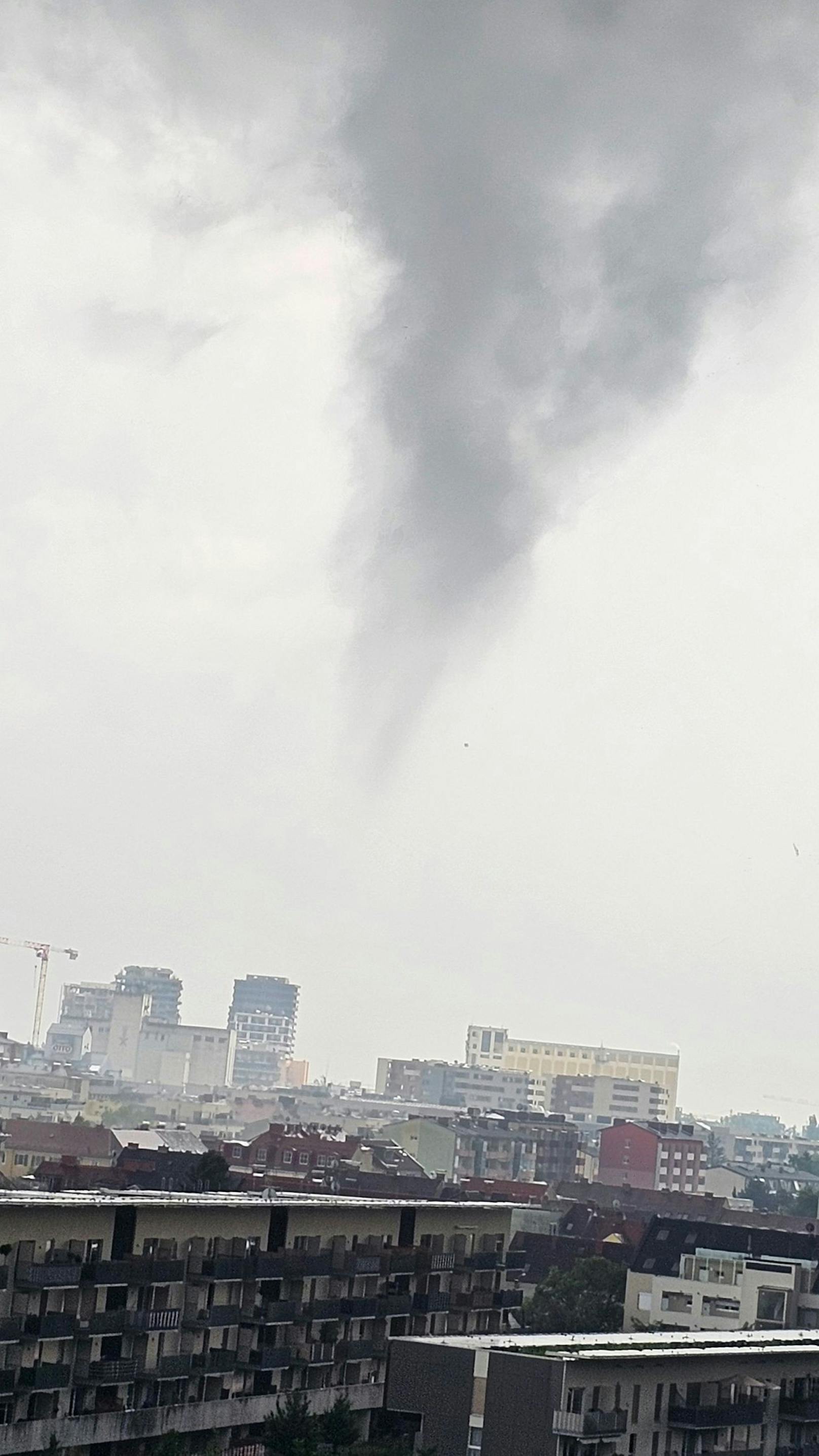 Tornado-Alarm in Graz! Augenzeugen filmen Trichterwolke