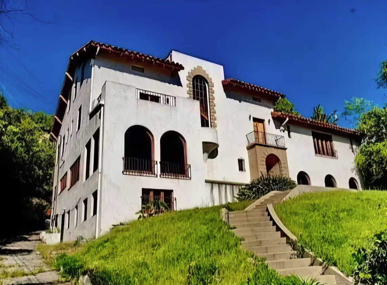 Es sieht eigentlich ganz schick aus, das Anwesen am 2475 Glendower Place.