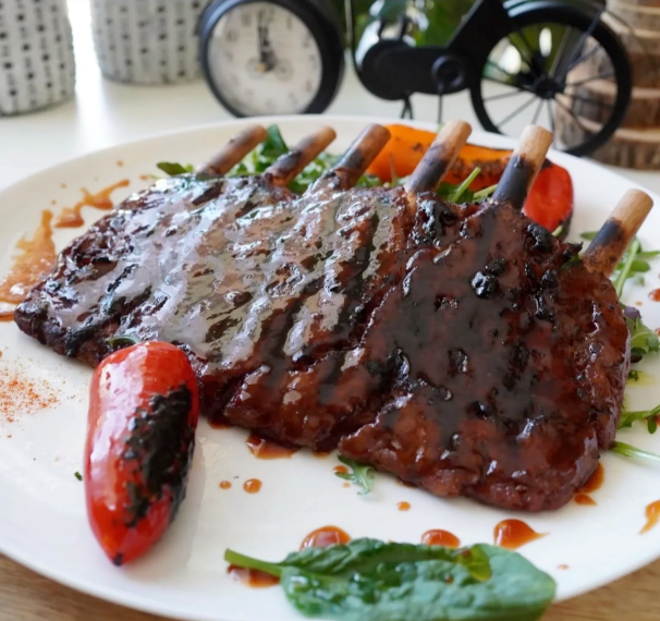 Spare(d) Ribs mit BBQ Glaze, Braterdäpfeln, Knoblauchdip und gegrillter Paprika