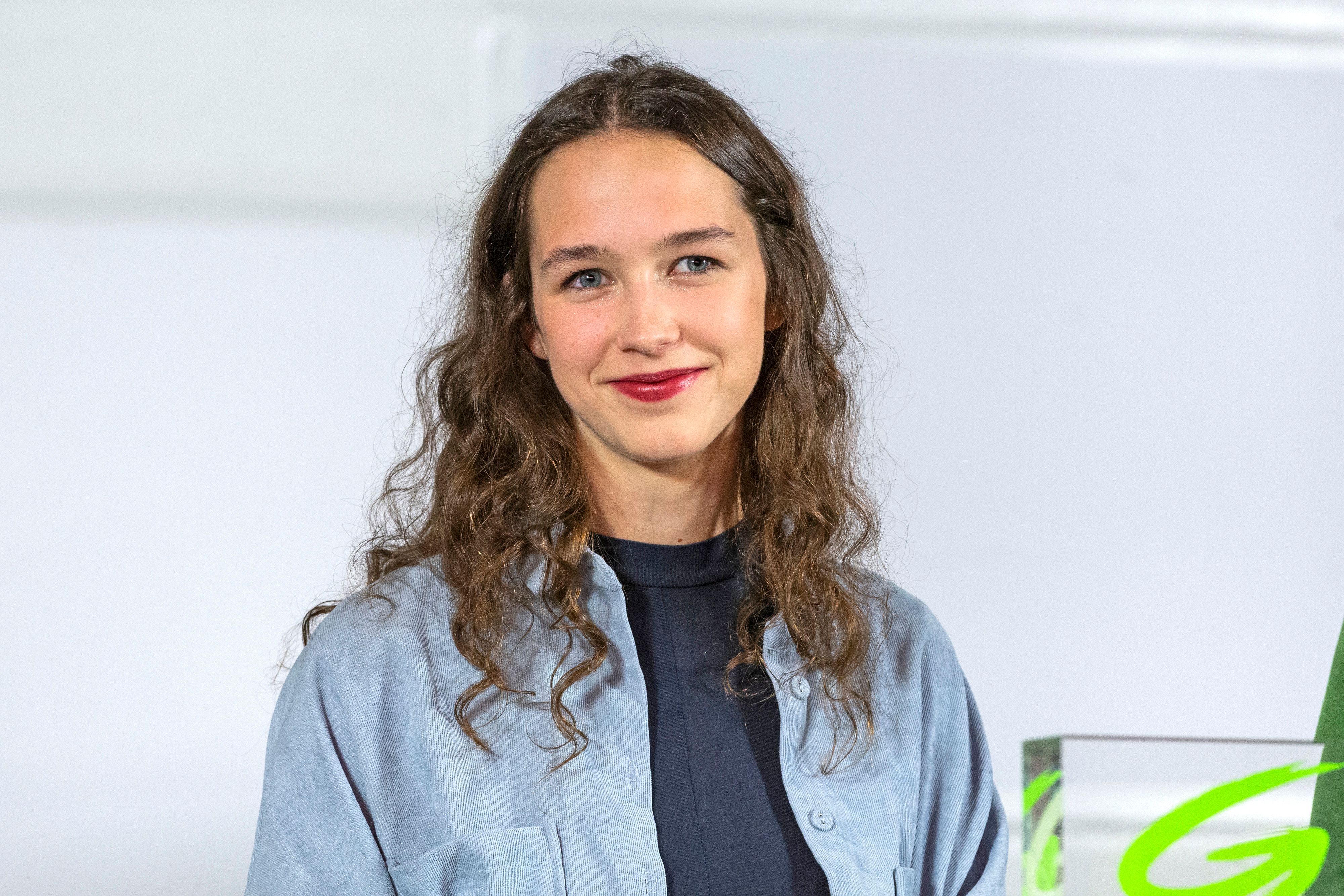 Lena Schilling, Spitzenkandidatin der Grünen zur EU-Wahl, dementiert vehement Absprung-Gerüchte.