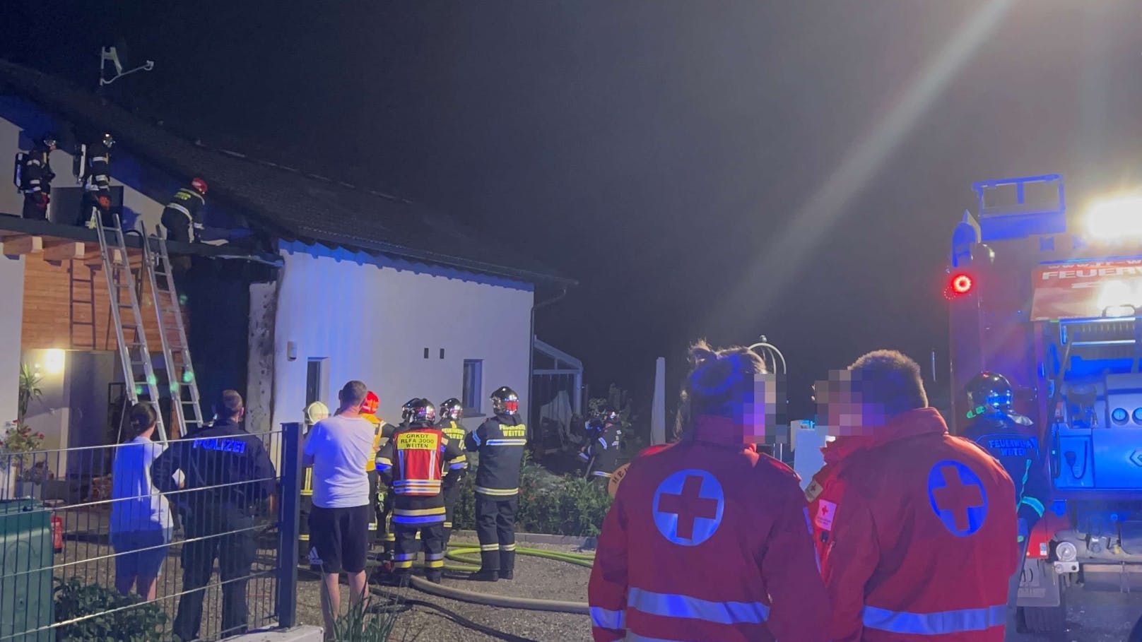 Feuerwehr rückt mitten in der Nacht zu Wohnhaus aus