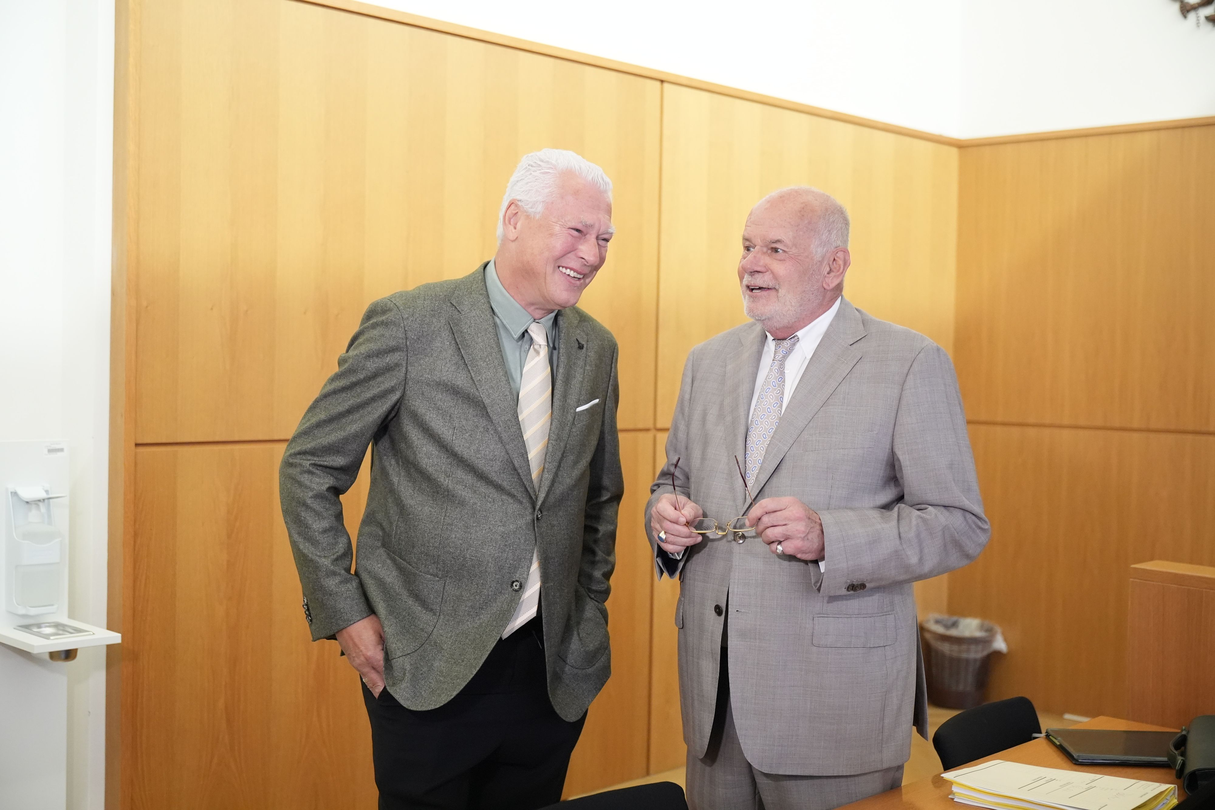 Toni Polster (li.) kurz vor seiner Aussage mit Anwalt Manfred Ainedter.