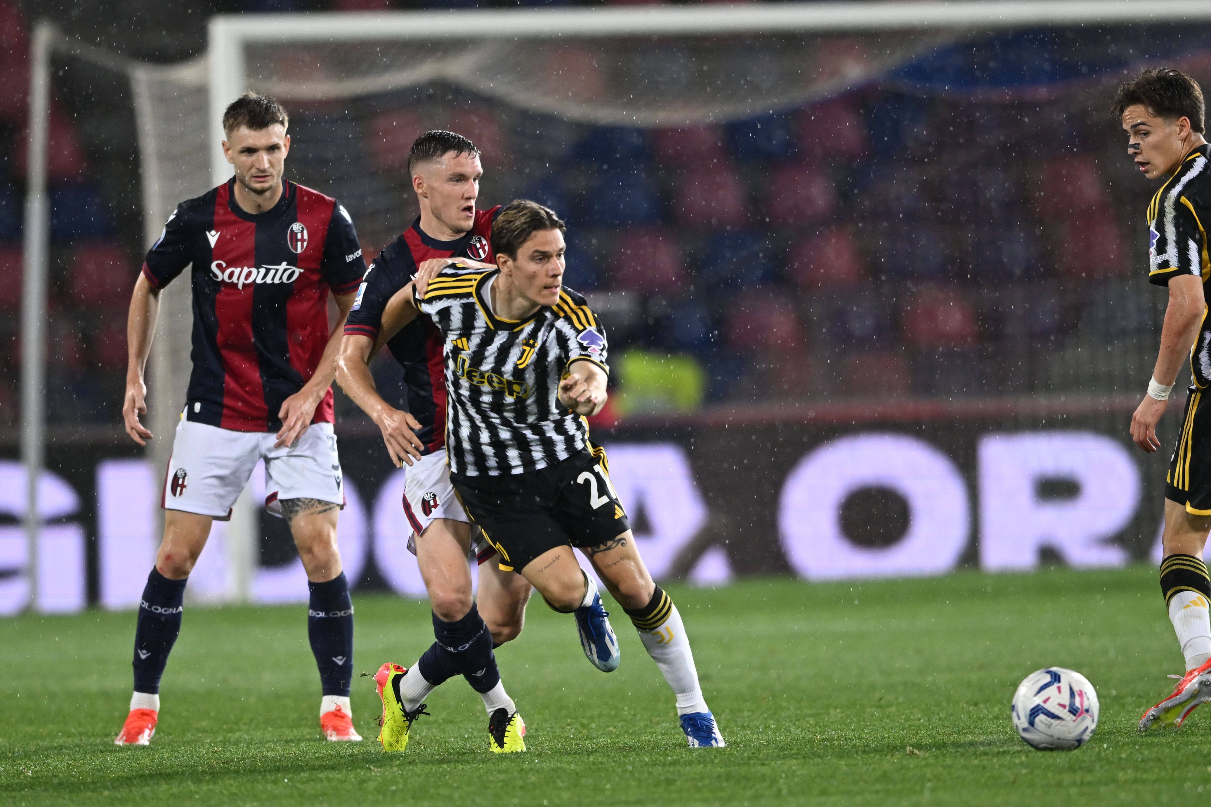 Posch (l.) verteidigt gegen Yildiz.