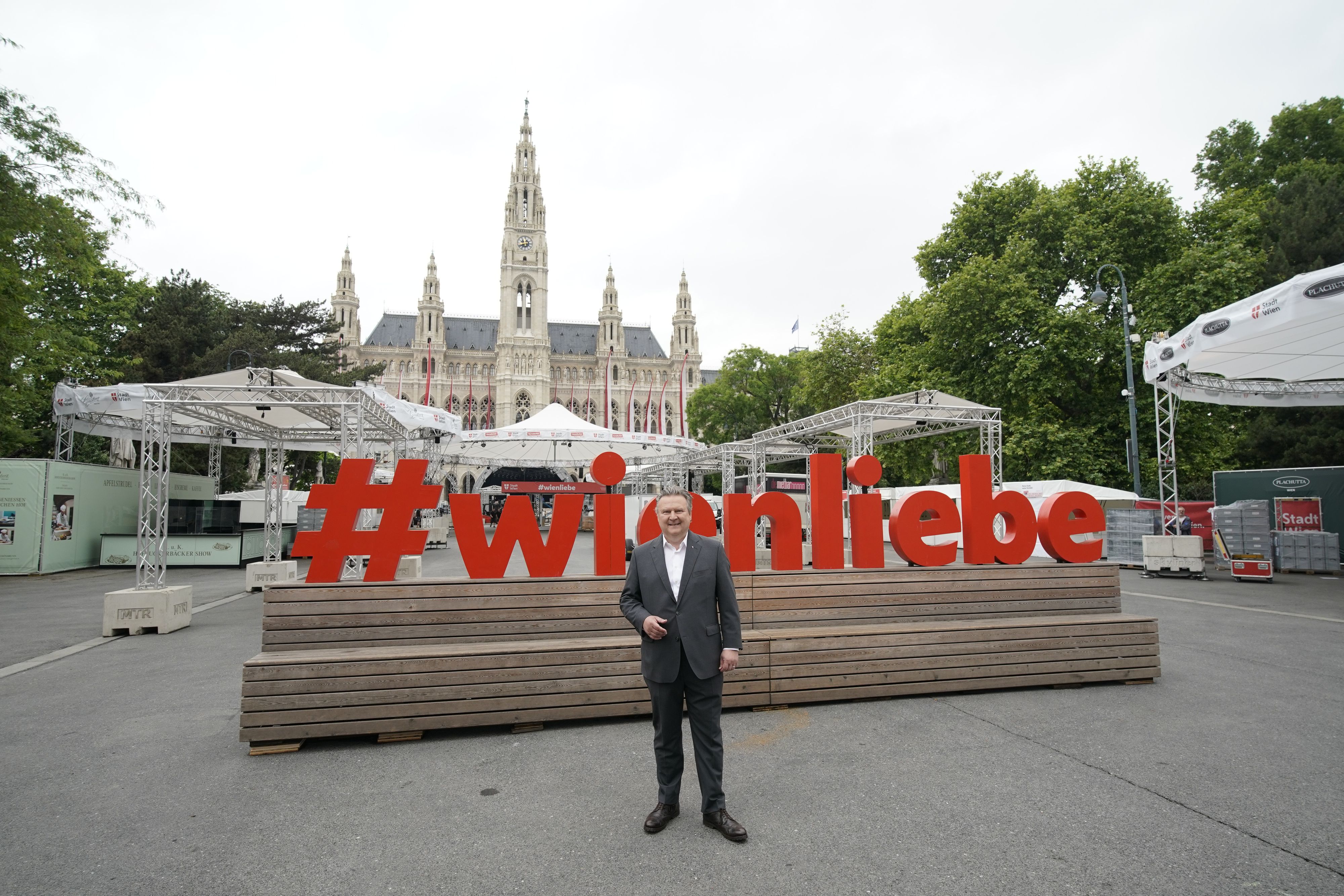 Bürgermeister Michael Ludwig (SP) schaute bei den Aufbauarbeiten für das Festival vorbei. 