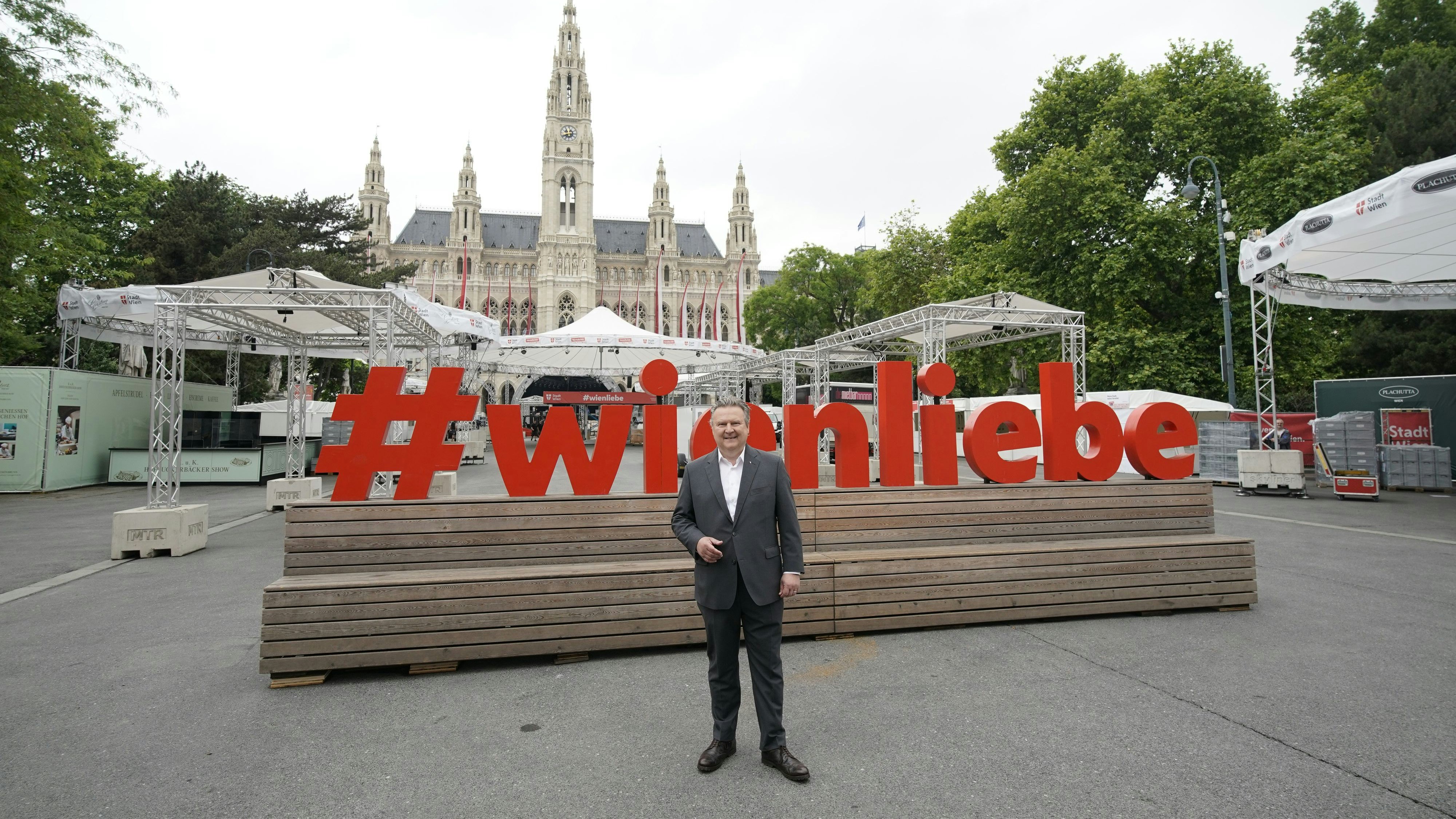 Bürgermeister Michael Ludwig (SP) schaute bei den Aufbauarbeiten für das Festival vorbei. 