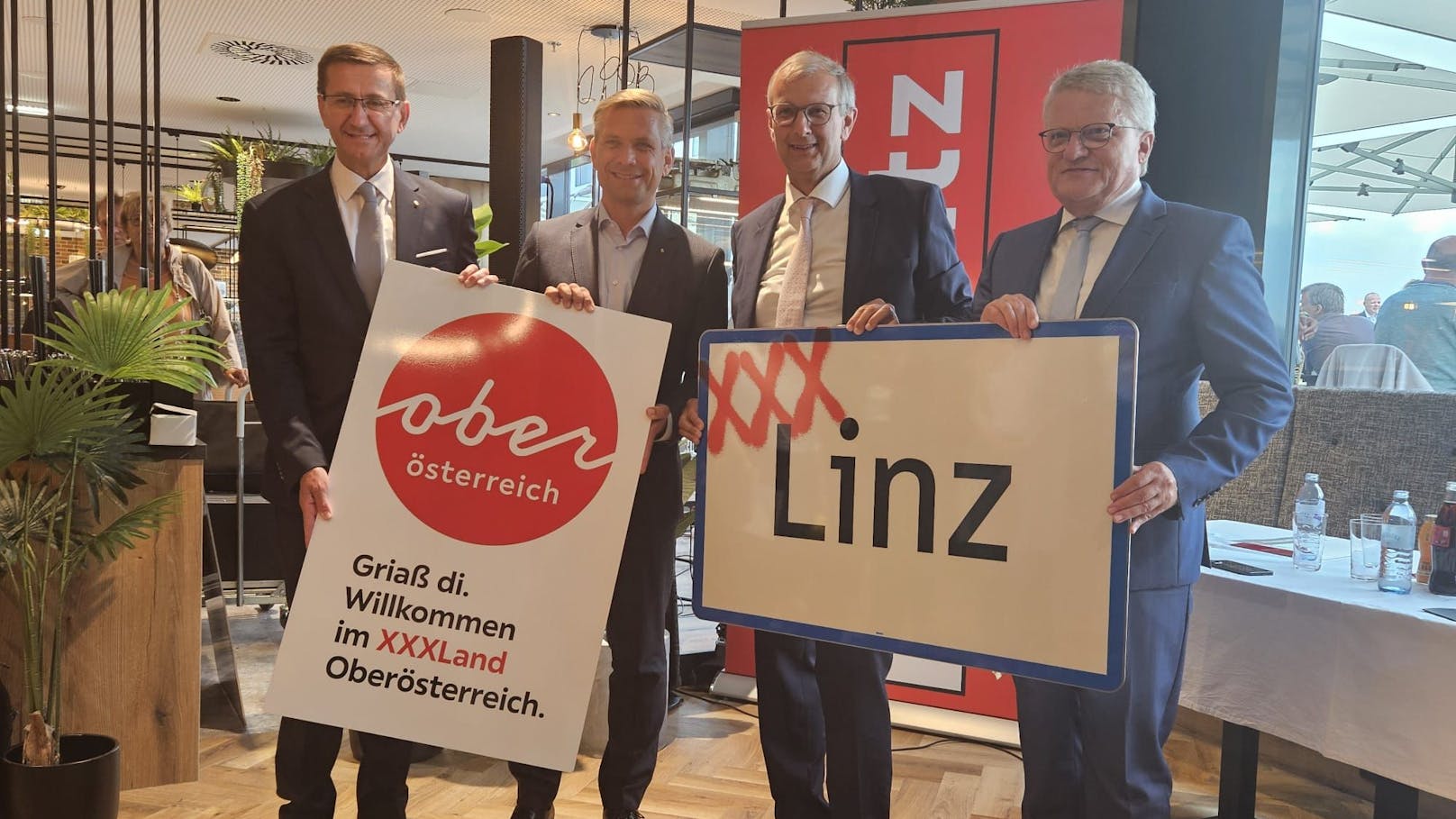 Die Landesräte Markus Achleitner und Wolfgang Hattmannsdorfer (beide ÖVP) gemeinsam mit Lutz-Unternehmenssprecher Thomas Saliger und Linzer Bürgermeister Klaus Luger (SPÖ) bei der Eröffnungsfeier.