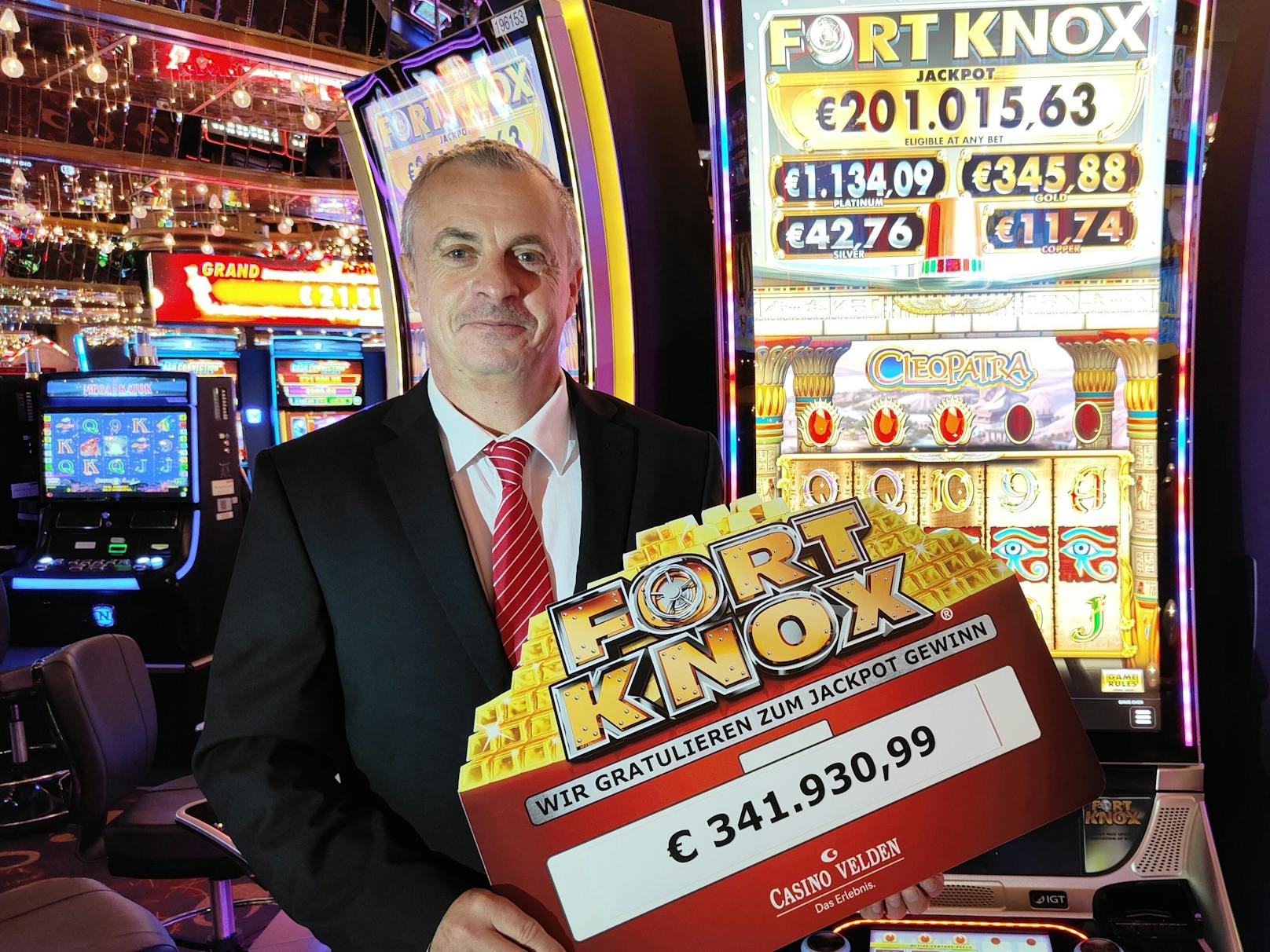 Senior Casino Manager Harald Posratschnig mit dem Siegerscheck für den Fort Knox Gewinner.