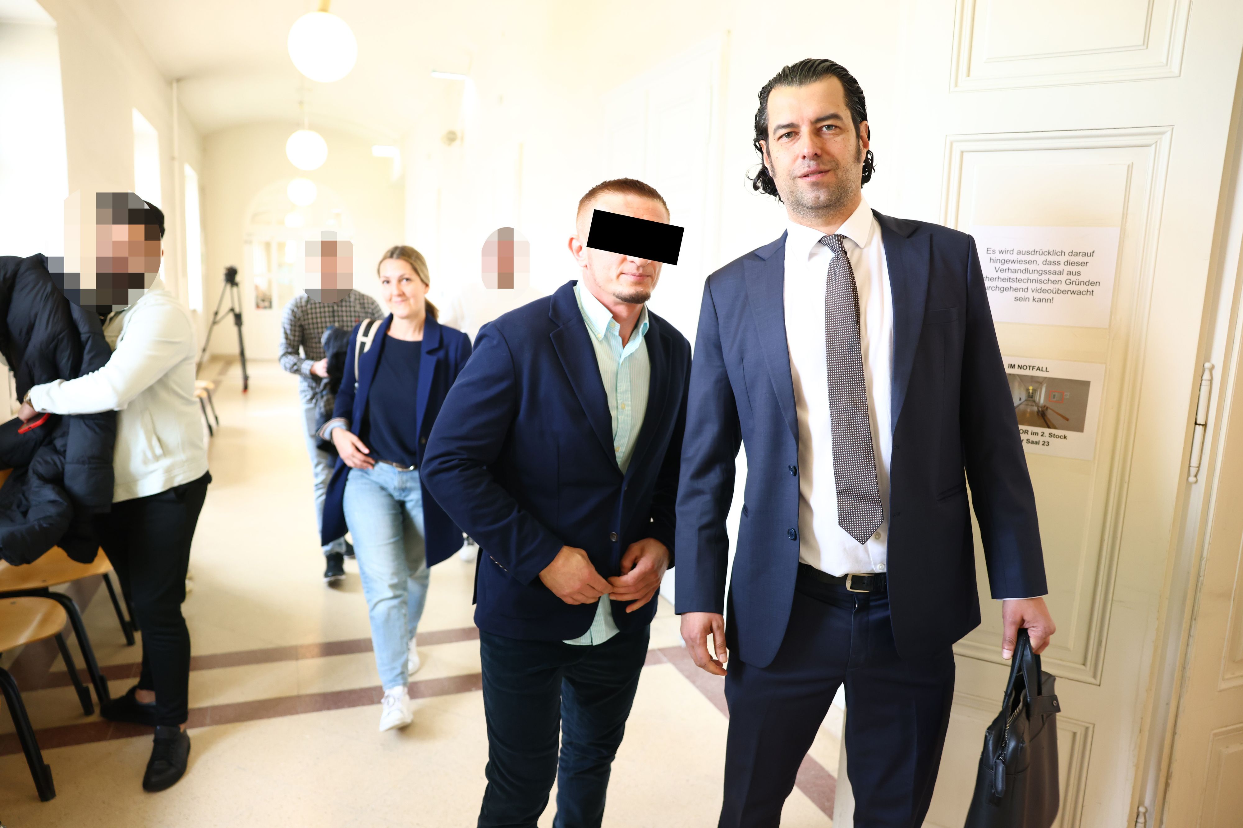 Beim ersten Prozesstag ging es dem Angeklagten (l.) noch gut, doch nun fehlte der Mandant von Top-Anwalt Marcus Januschke (r.)