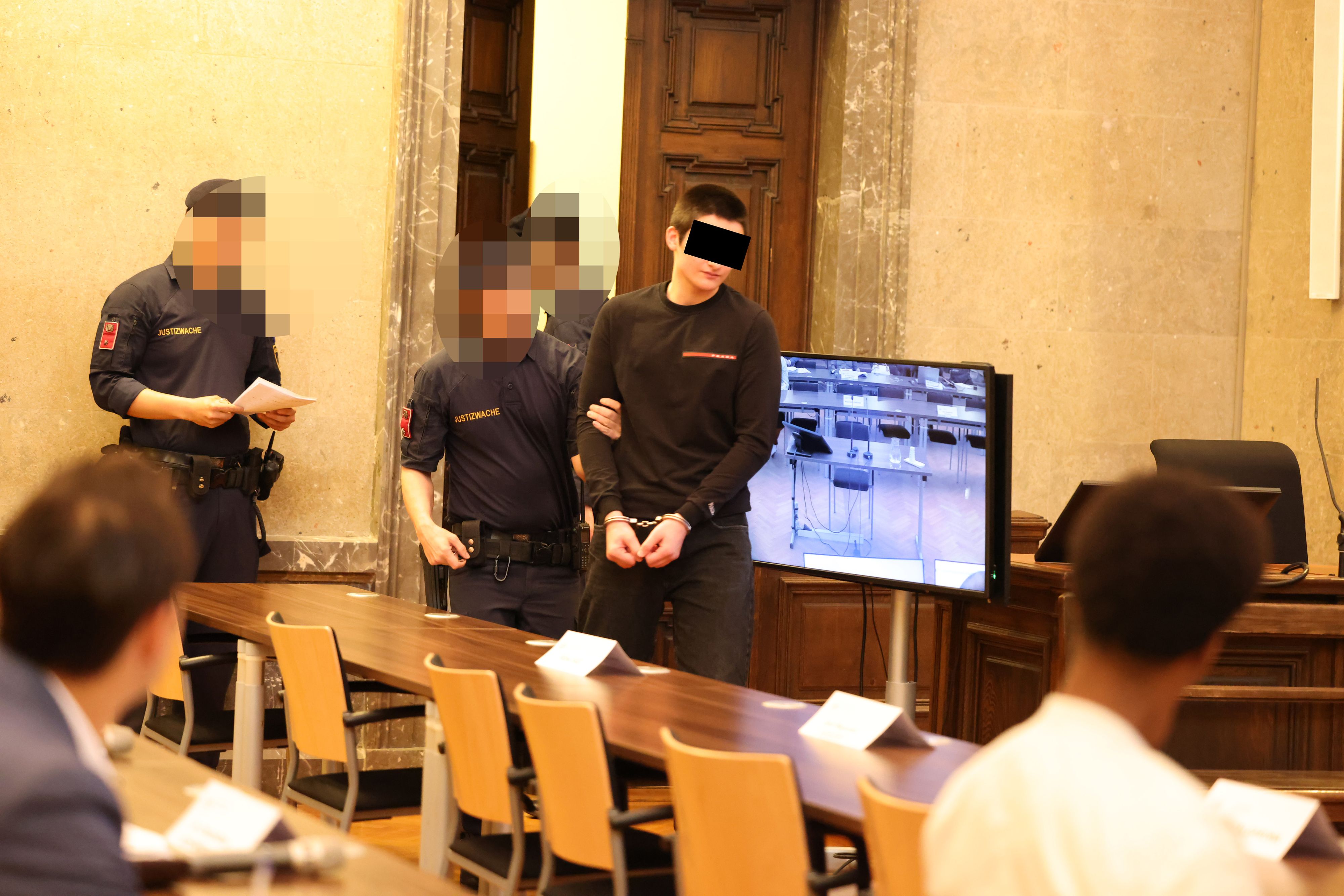 Der angeklagte Tschetschene am Dienstag im großen Schwurgerichtssaal – seine blauen Augen verschafften ihm ein Alibi.