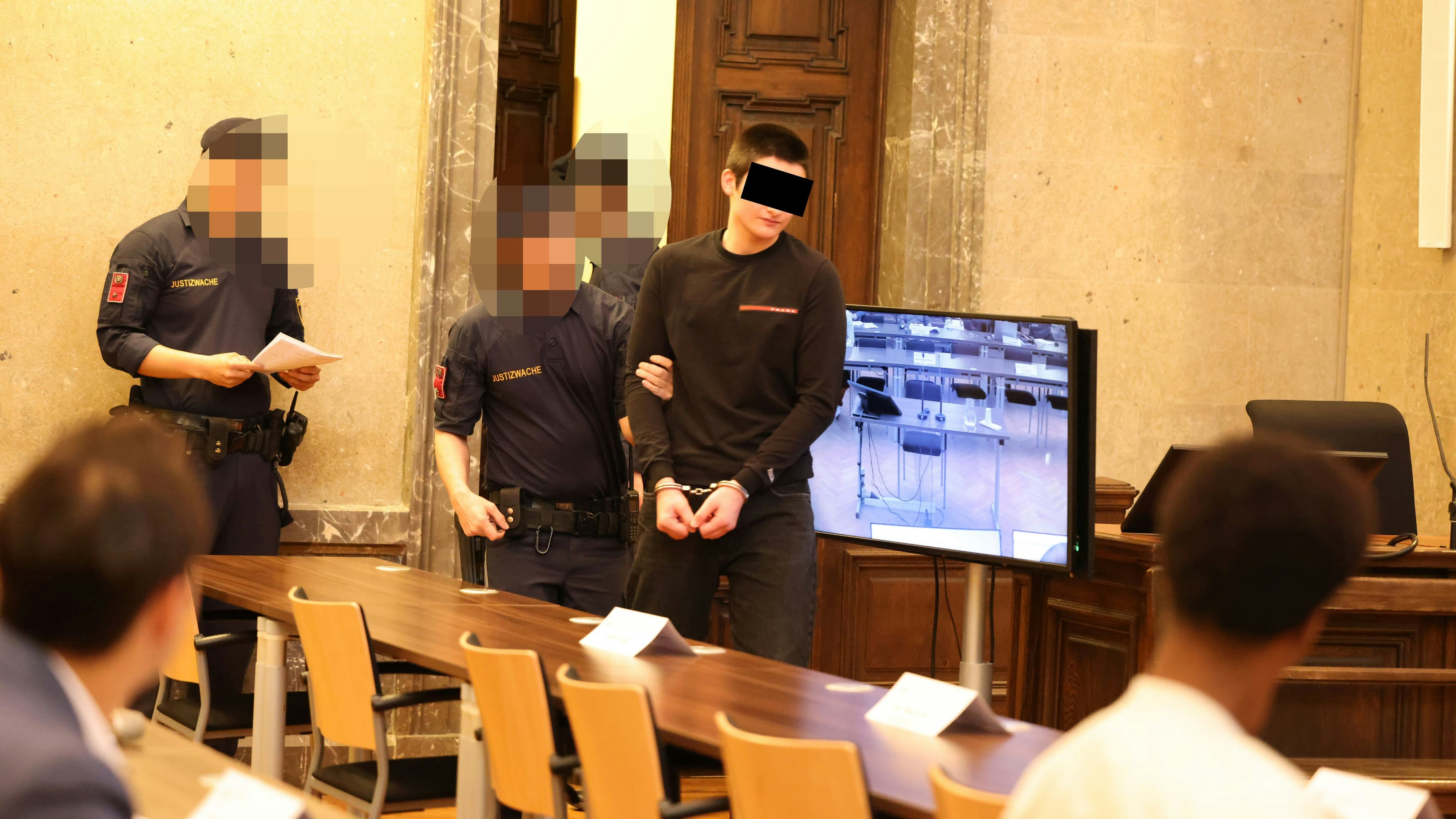 Der angeklagte Tschetschene am Dienstag im großen Schwurgerichtssaal – seine blauen Augen verschafften ihm ein Alibi.