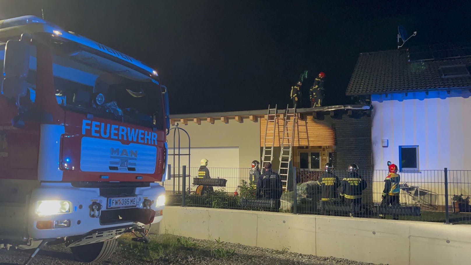 In den frühen Morgenstunden wurden insgesamt sieben Feuerwehren zu einem Einsatz nach Weiten in Niederösterreich gerufen.