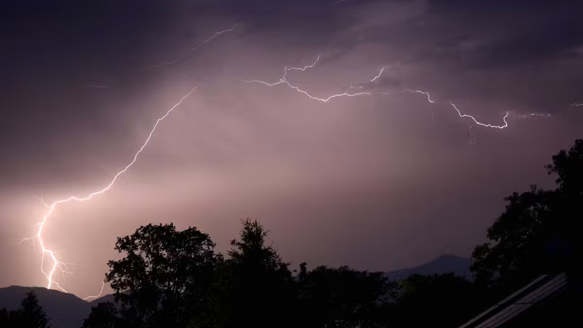 Heute.at - 4 Menschen schweben nach Blitzeinschlag in Lebensgefahr
