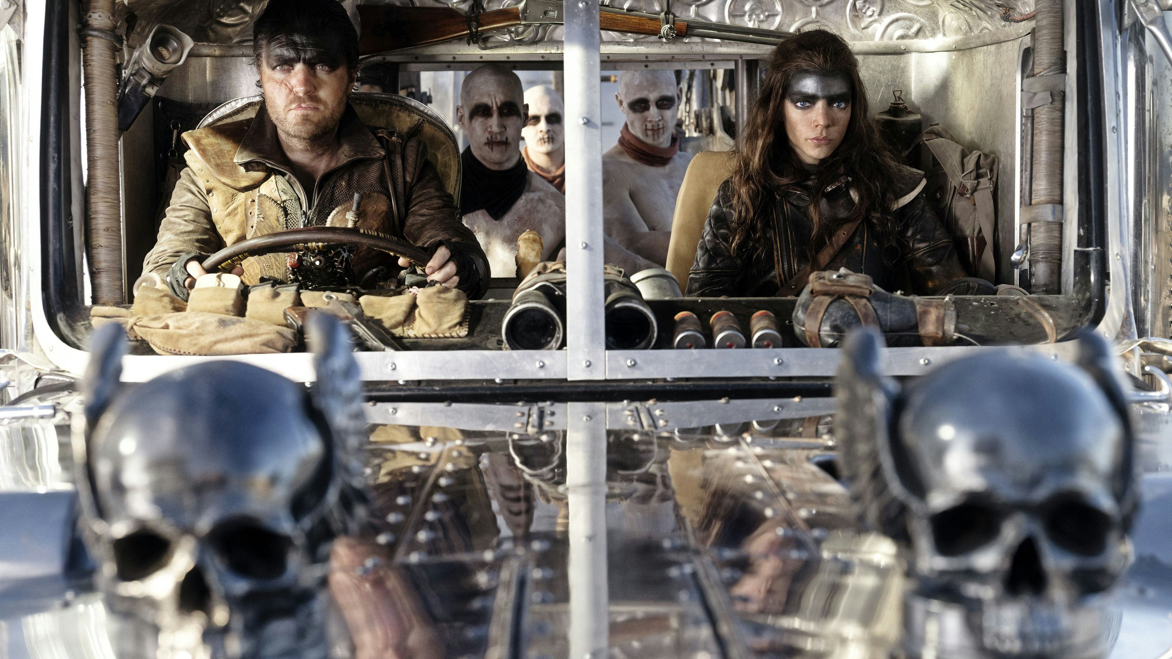 … der die spätere Imperator Furiosa (Jungstar Anya Taylor-Joy, rechts) entführt und damit eine Spirale der Gewalt in Gang setzt, …