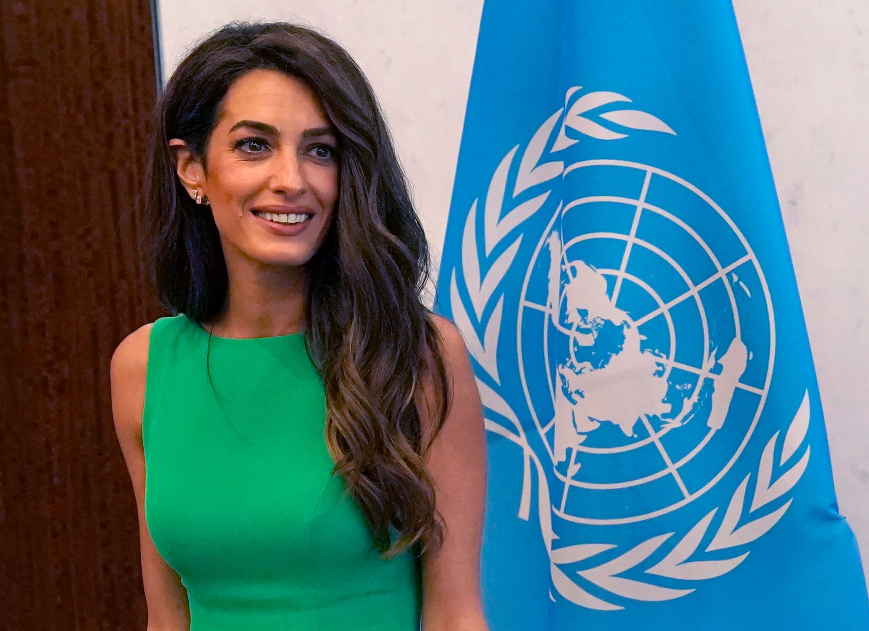 Informierte auf der Webseite der Clooney Foundation, dass sie zu den juristischen Sachverständigen gehörte, die einen Haftbefehl gegen Netanyahu empfohlen hatten: Amal Clooney.