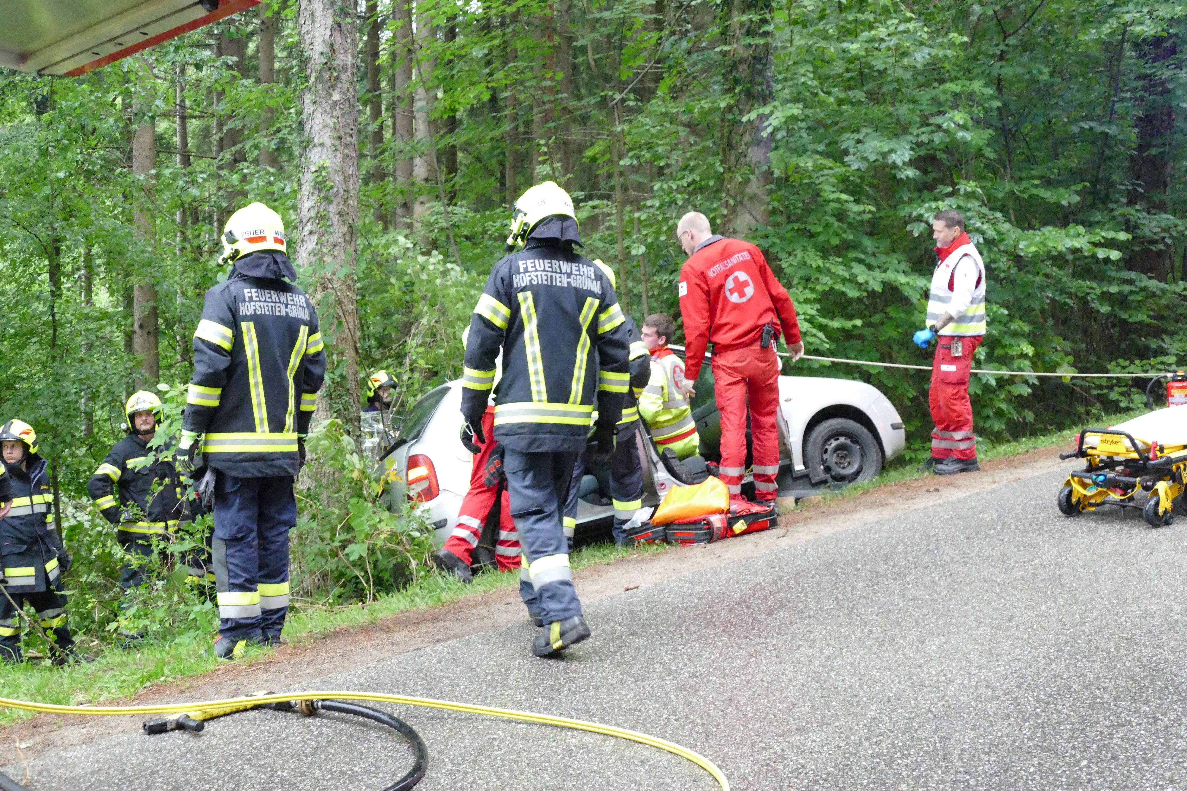 Medizinischer Notfall: Pkw landete in Graben.