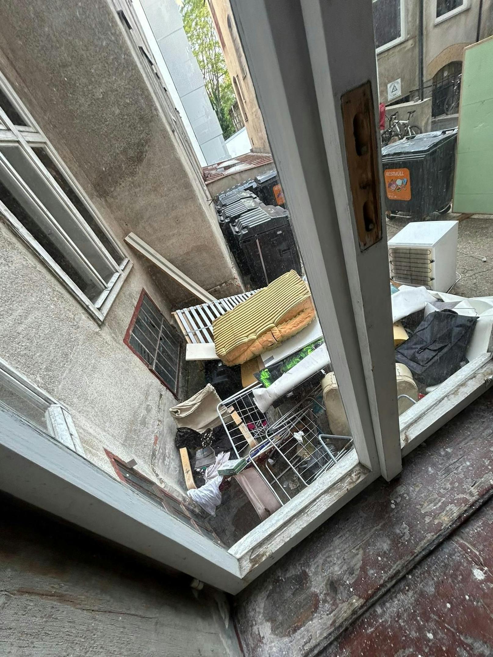 Ein Wiener beschwert sich über die derzeitige Müll-Situation in einem Wiener Wohngebäude im 15. Bezirk. Es sei kaum mehr auszuhalten.
