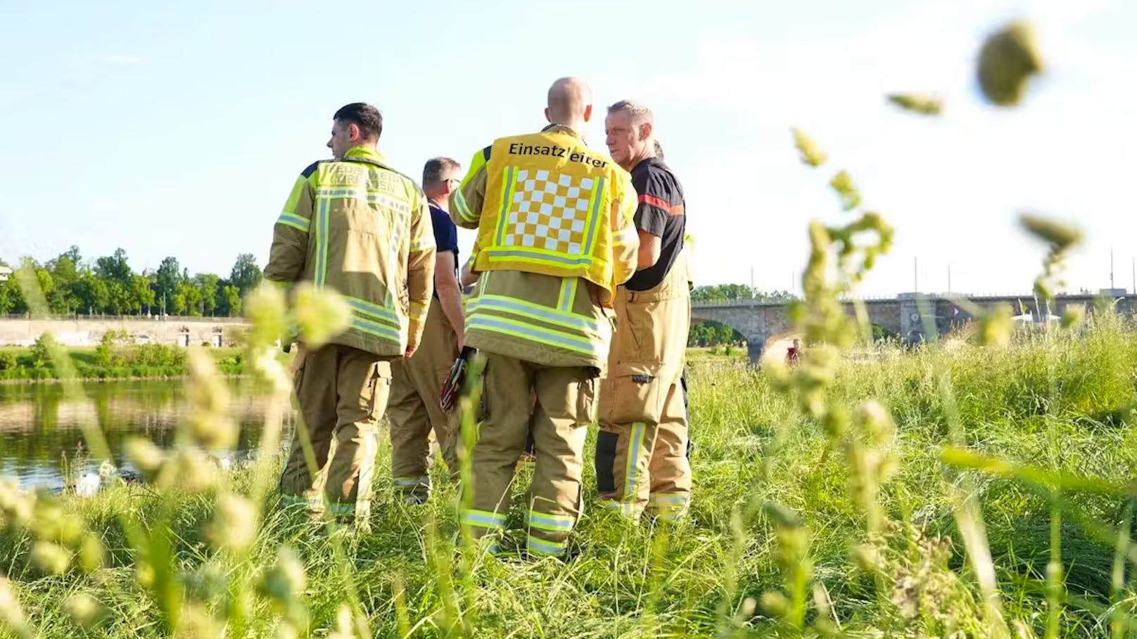 Blitz verletzt mehrere Menschen: Zahlreiche Rettungskräfte wurden nach dem heftigen Gewitter an die Elbe gerufen. (20. Mai 2024)