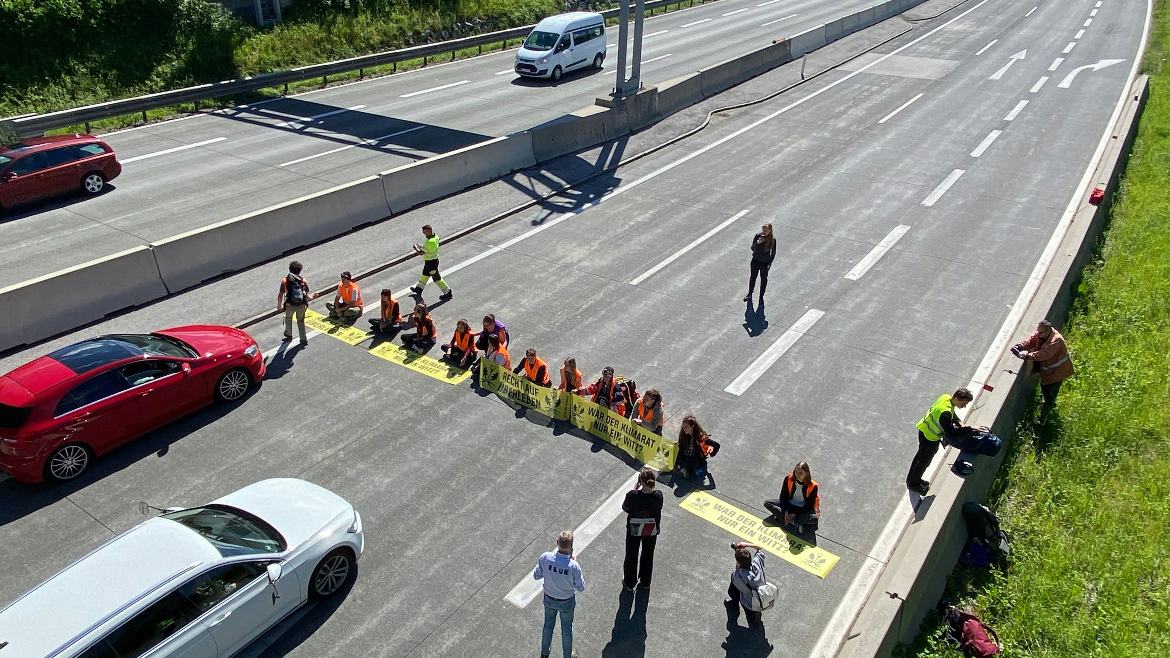 Aktivisten der "Letzte Generation" auf der A10 bei Hallein in Salzburg. 