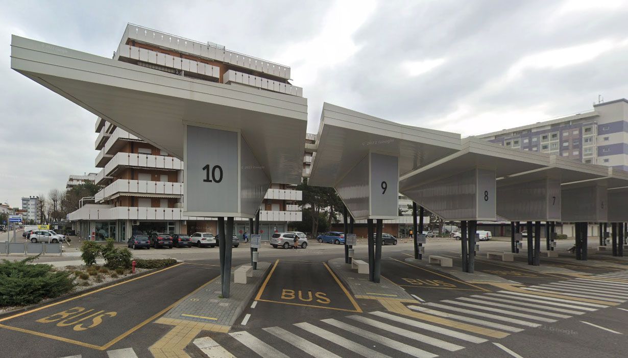 Die Frau wurde völlig nackt und desorientiert beim Busbahnhof Lignano entdeckt.