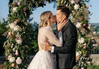 Ski-Star Bucik küsst Kicker Jogan.