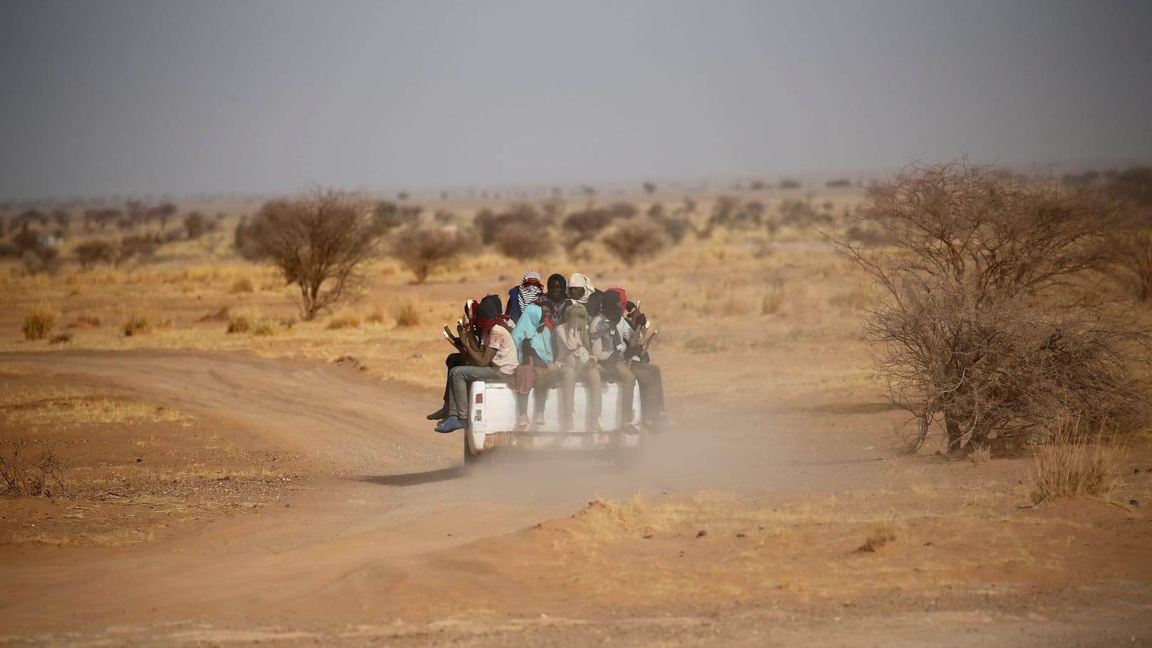 EU-Partner setzen Flüchtlinge mitten in der Wüste aus