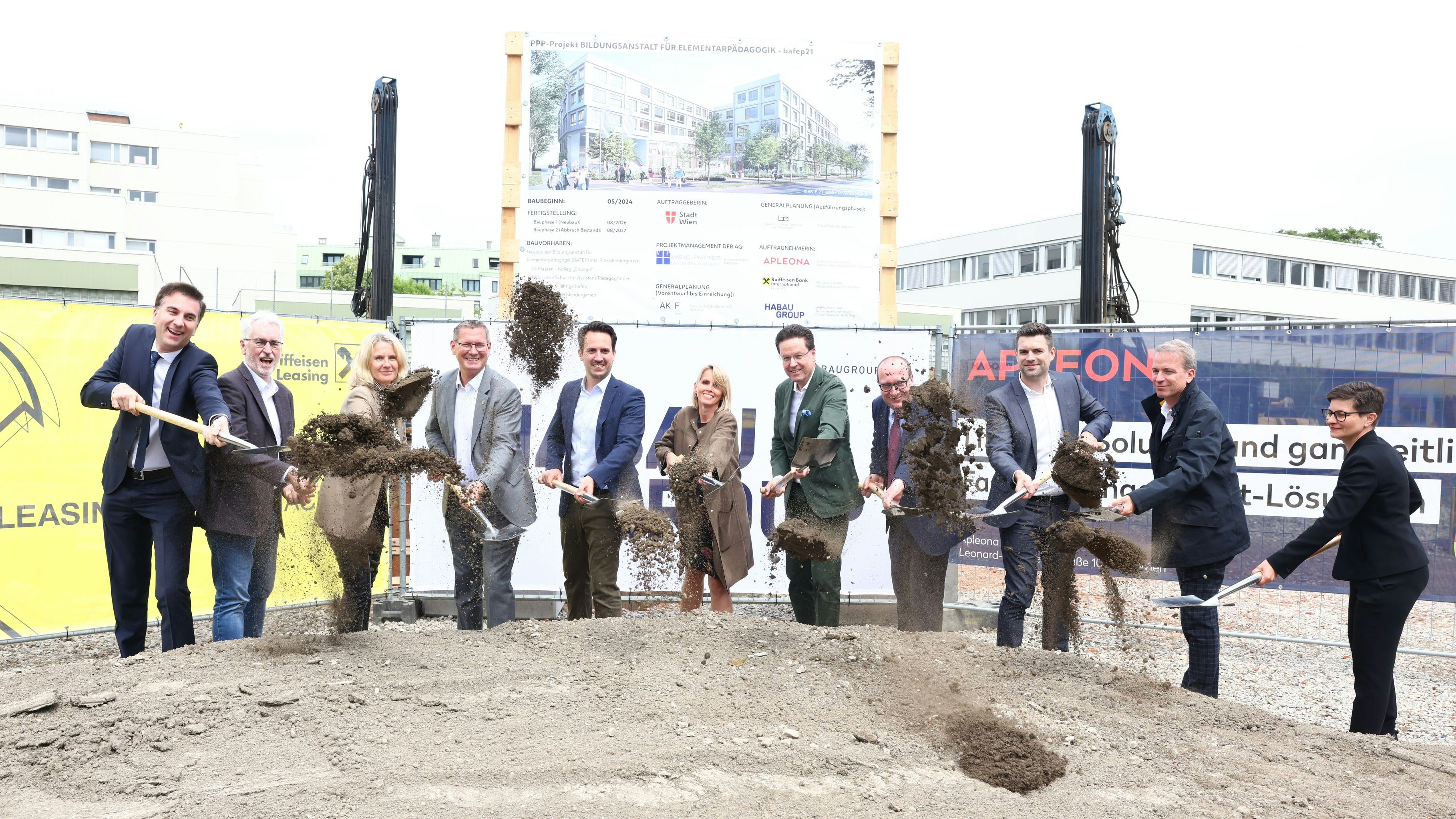 Vizebürgermeister und Bildungsstadtrat Christoph Wiederkehr (5 v.l.) und der Floridsdorfer Bezirksvorsteher Georg Papai (4 v.l.) beim Spatenstich.