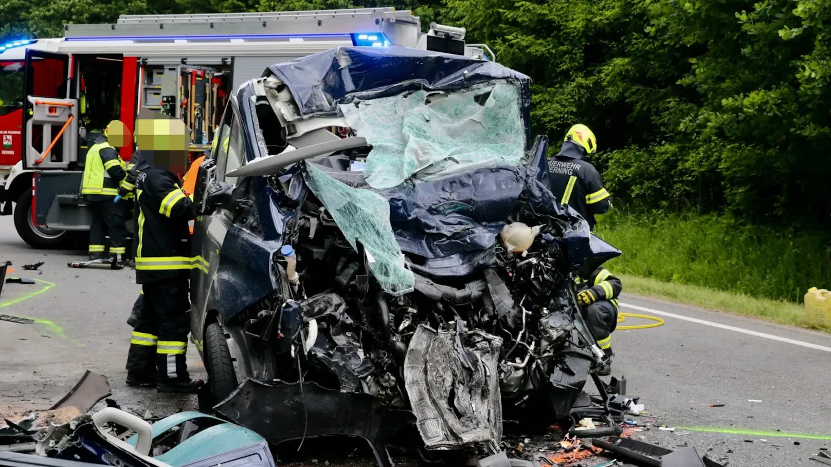 Das Auto ist komplett zusammengedrückt und zerstört.