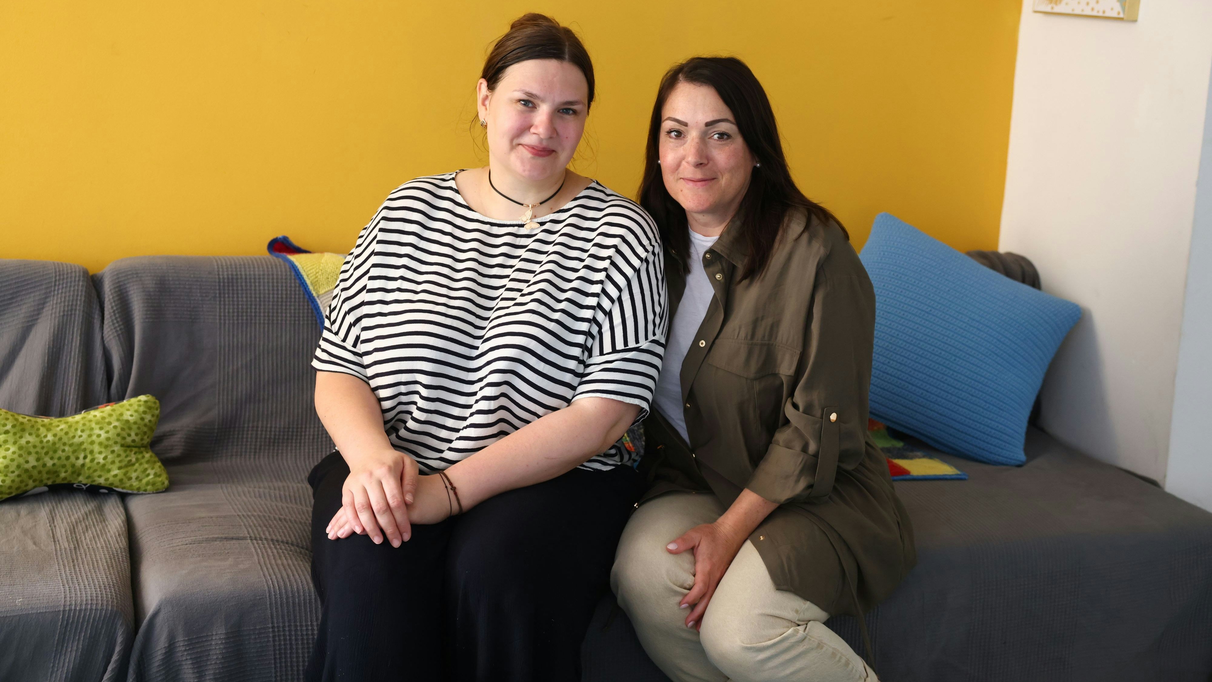 Sabina K. (l.) mit einer der Betreuerinnen, Sozialpädagogin Anna, im "Refugium".